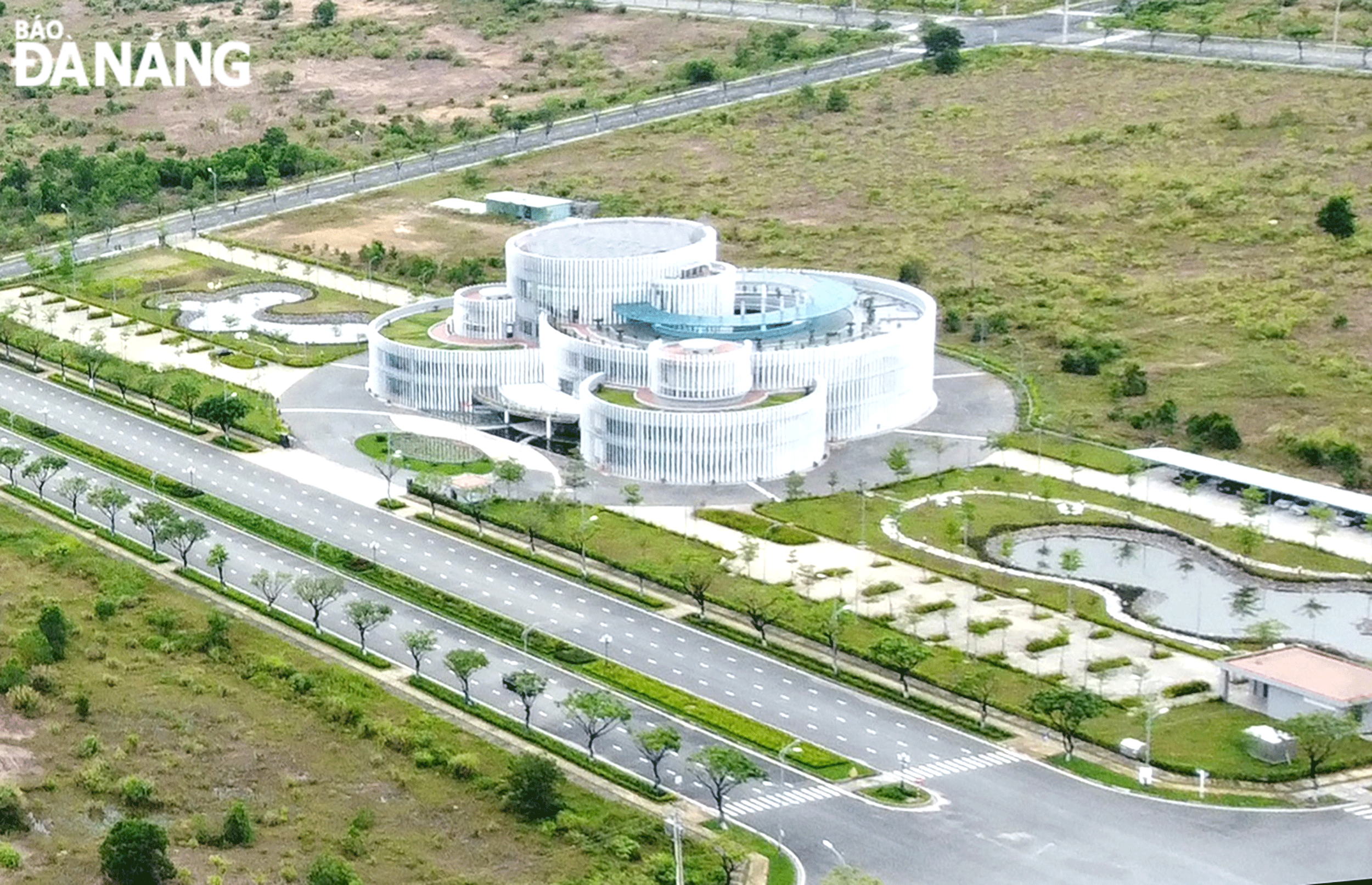 The city is boosting investment attraction and support, especially investment in industrial parks. IN PHOTO: A corner of the Da Nang High-Tech Park located in Hoa Lien Commune, Hoa Vang District seen from above. Photo: M.Q