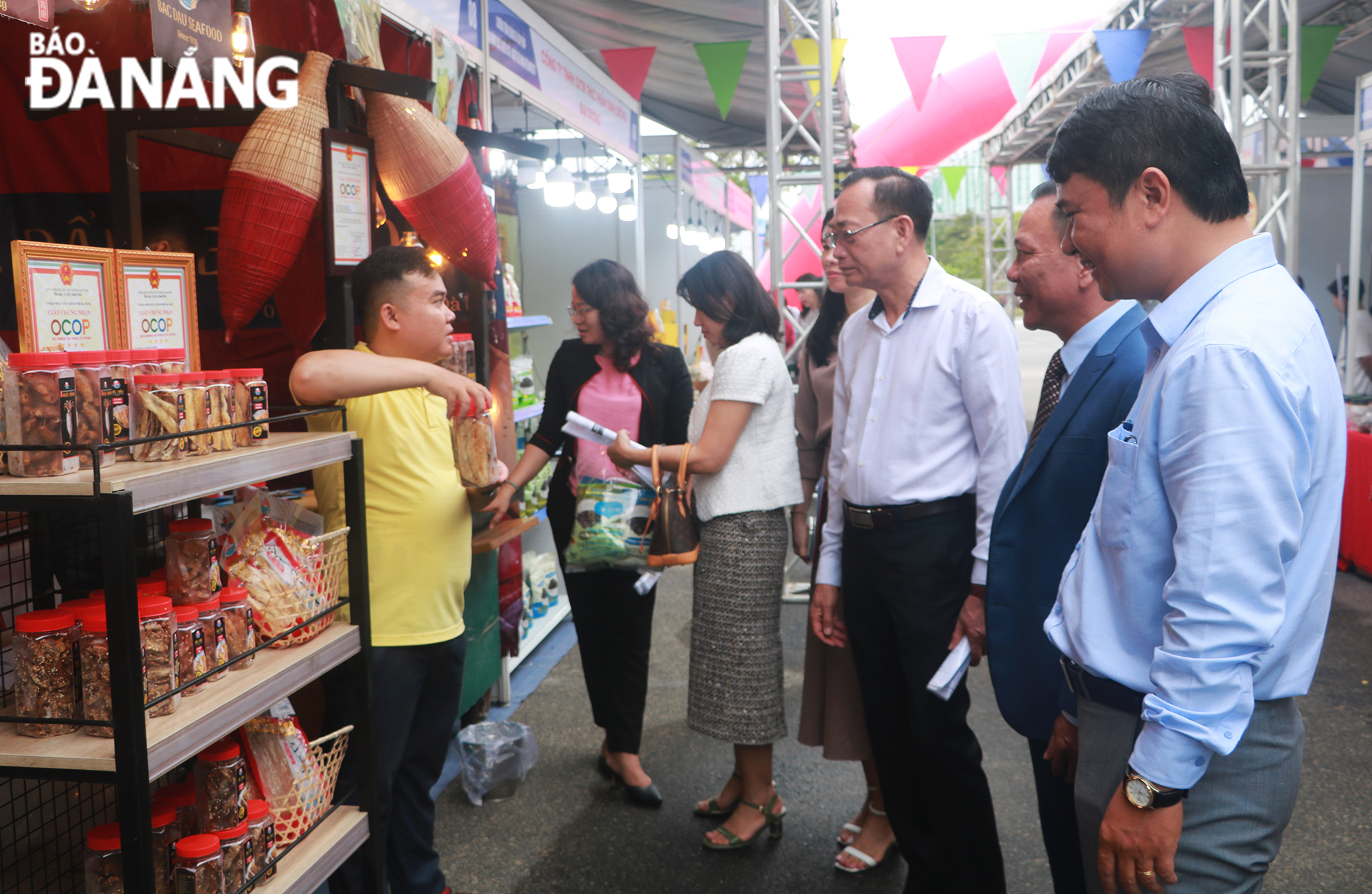 An area for displaying and promoting OCOP and typical rural industrial products made by Da Nang-based manufacturing establishments and enterprises. Photo: QUOC CUONG