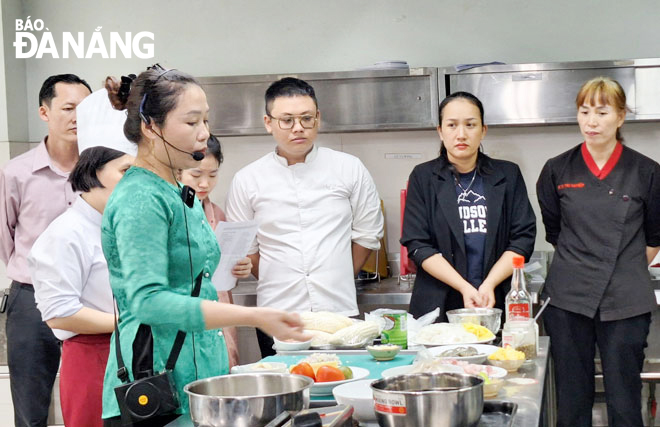 Tran Thi Dong trains restaurant and hotel chefs in Da Nang on how to cook Quang noodles. Photo: HA THU 