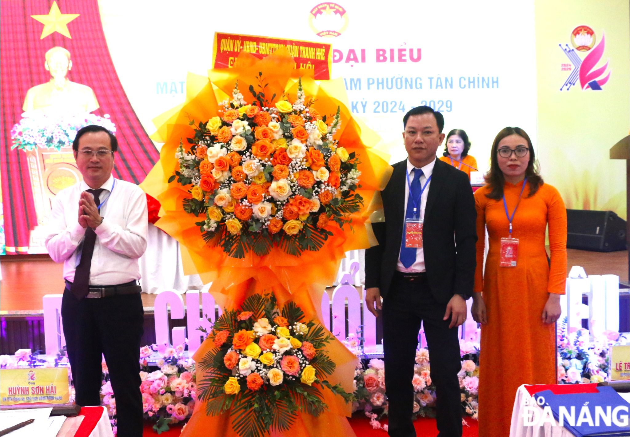 Chủ tịch Ủy ban MTTQ Việt Nam quận Thanh Khê Huỳnh Sơn Hải (bên trái) tặng hoa chúc mừng Đại hội. Ảnh: THIÊN AN