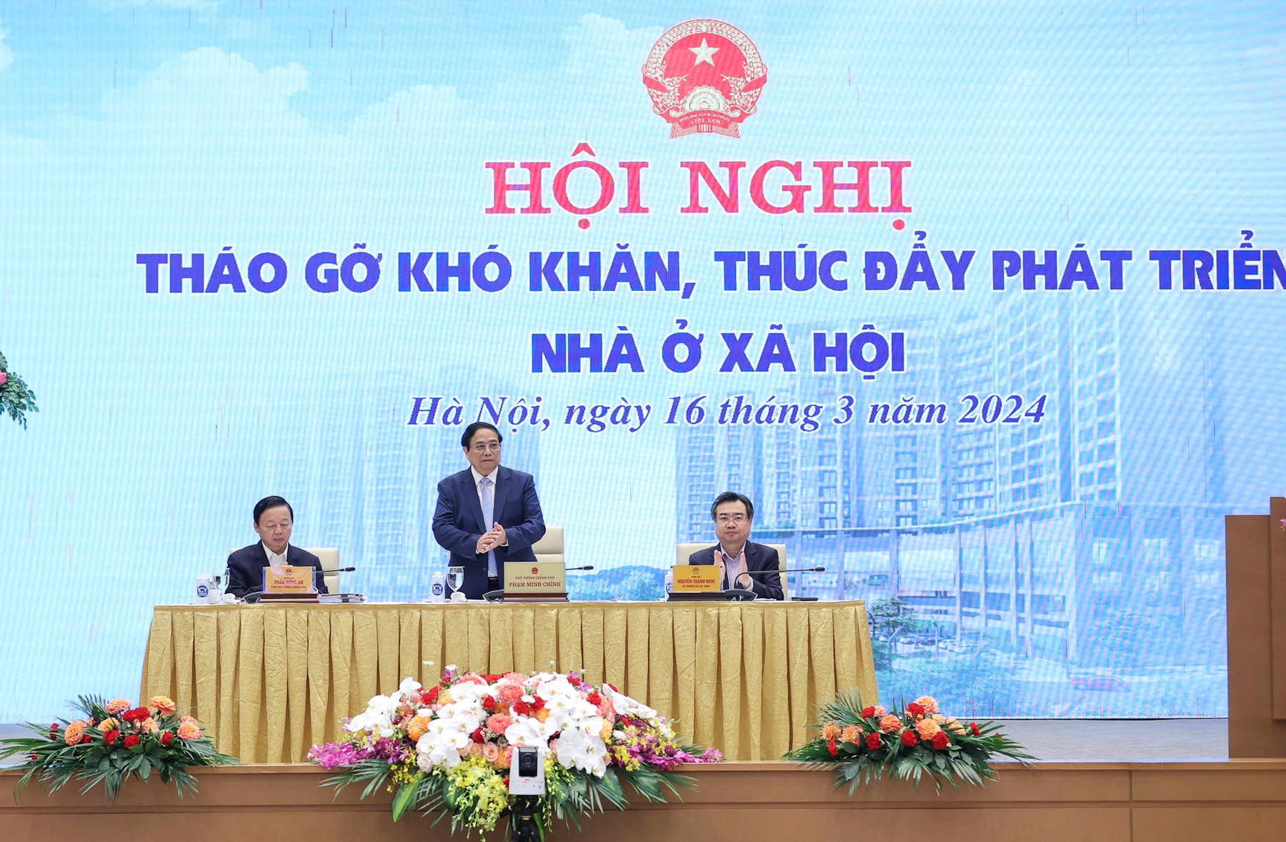 Thủ tướng Chính phủ Phạm Minh Chính (giữa), Phó Thủ tướng Trần Hồng Hà (trái), Bộ trưởng Bộ Xây dựng Nguyễn Thanh Nghị (phải) đồng chủ trì hội nghị. Ảnh: GVP