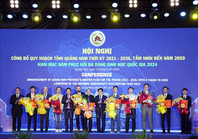 Tỉnh Quảng Nam trao các quyết định đầu tư cho doanh nghiệp đầu tư vào địa phương.