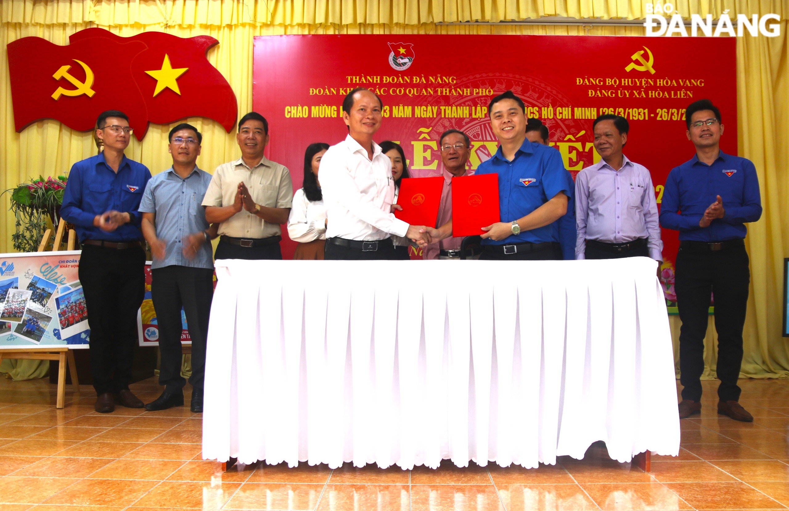 The signing ceremony between the Youth Union organisation of the Da Nang Government Department and Agency Bloc and the Party Committee of Hoa Lien Commune in Hoa Vang District on Saturday. Photo: NGOC QUOC