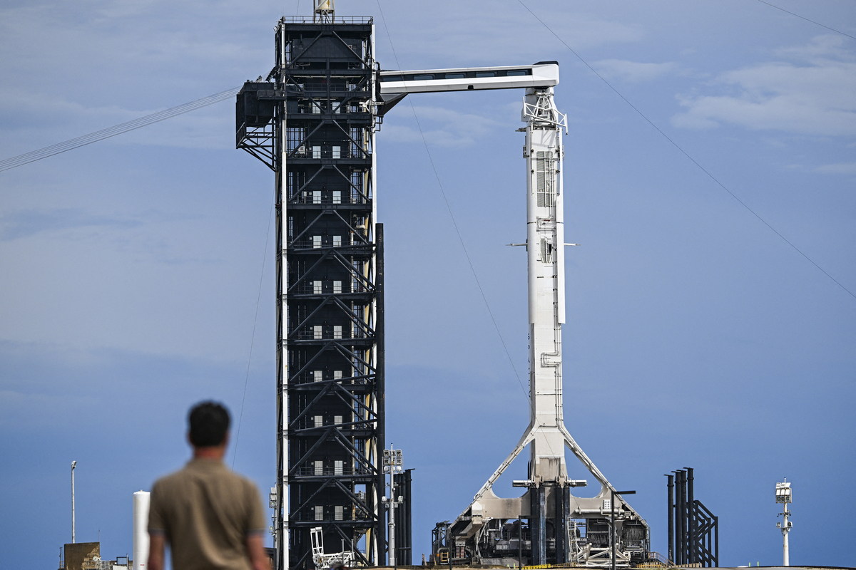 Tên lửa Falcon9 của SpaceX chuẩn bị được phóng từ Florida, Mỹ ngày 3-3. Ảnh: AFP