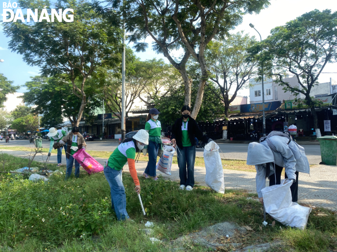 Participants are divided into many small groups to pick up trash.