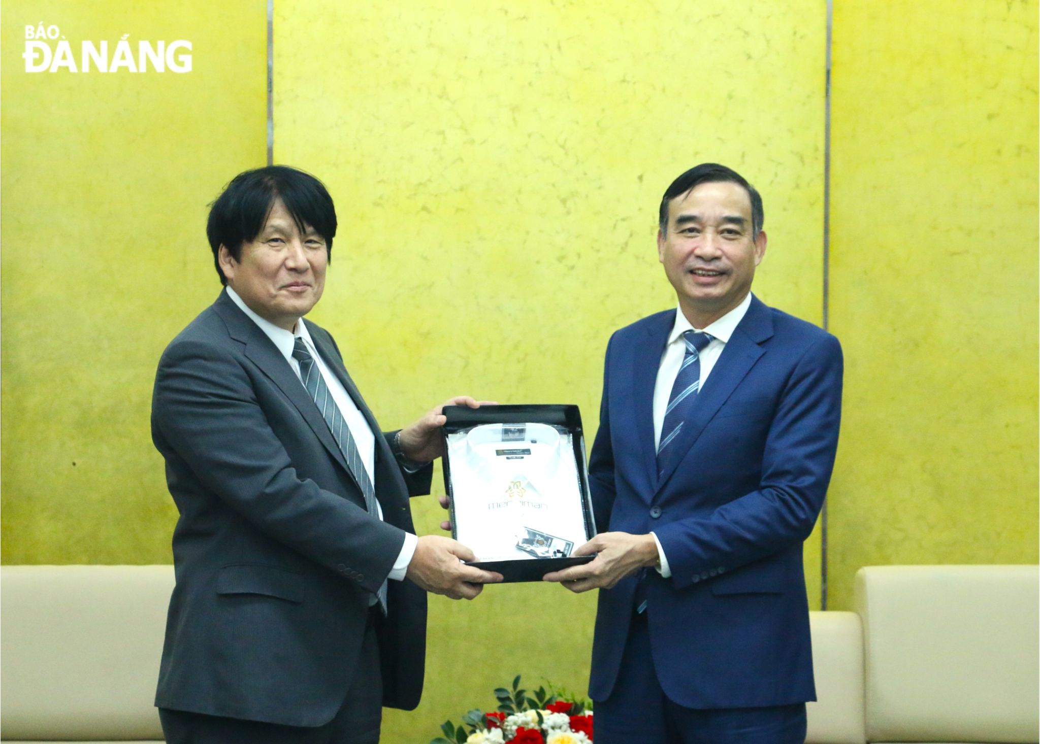 Chủ tịch UBND thành phố Lê Trung Chinh (bên phải) tặng quà chúc mừng Tổng Lãnh sự Nhật Bản tại Đà Nẵng Yakabe Yoshinori nhân dịp kết thúc nhiệm kỳ công tác. Ảnh: T.PHƯƠNG