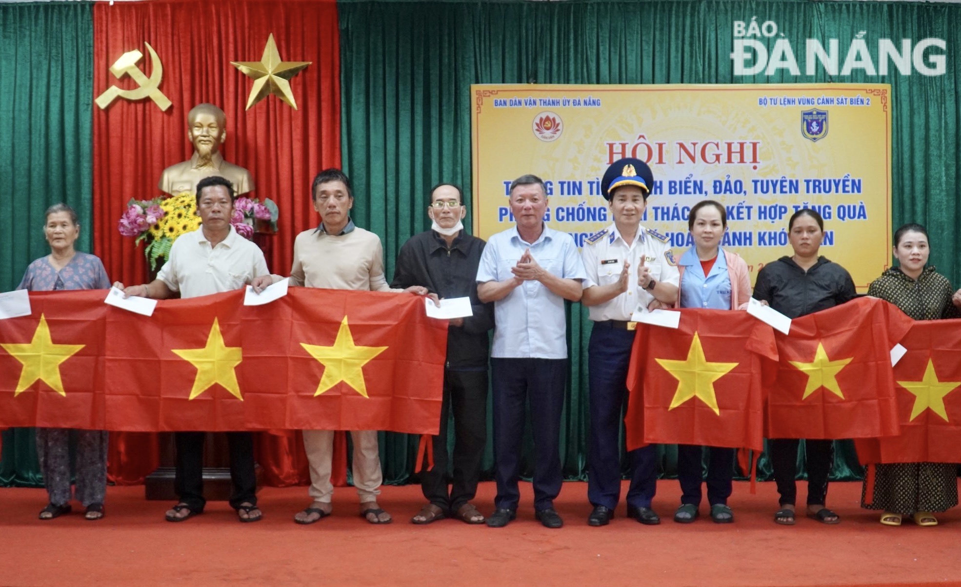 Head of the Da Nang Party Committee's Mass Mobilisation Board Le Van Trung (5th, left) and Colonel Le Huy Sinh, Political Commissar of Coast Guard Region 2 Command (6th, left) presenting gifts to fishermen in need. Photo: N. QUANG