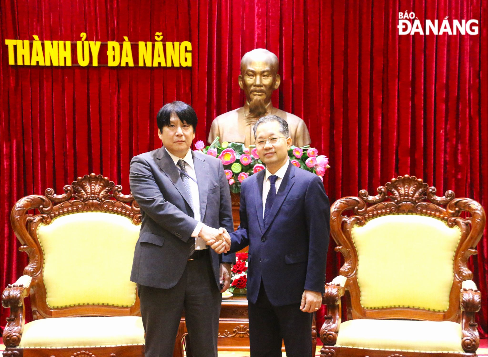 Bí thư Thành ủy Nguyễn Văn Quảng (bên phải) chúc mừng Tổng lãnh sự Yakabe Yoshinori có nhiệm kỳ thành công tốt đẹp tại Đà Nẵng. Ảnh: T.PHƯƠNG