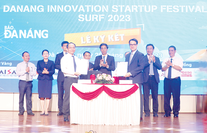 Many activities connecting international resources have been implemented by the city, contributing to promoting the development of Da Nang's innovative startup ecosystem. In the photo: The municipal Department of Science and Technology and the Viet Nam Innovation Network in Korea signed a cooperation agreement on developing an innovative startup ecosystem at the SURF 2023 event. Photo: V.H - M.Q