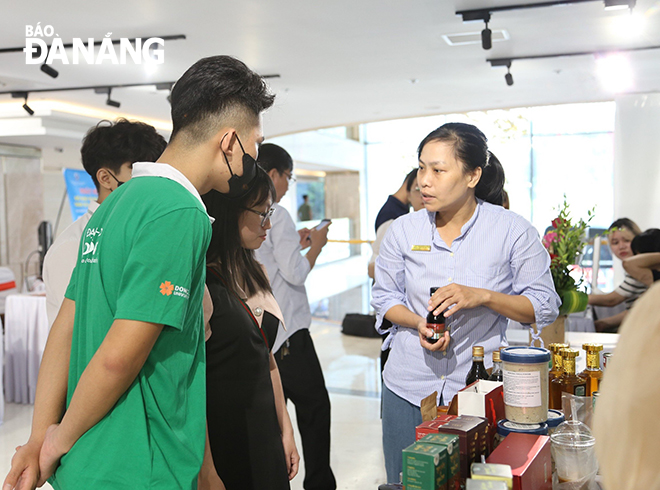 Da Nang achieved many positive results after 10 years of building an innovative startup ecosystem. In the photo: Startup booths at the Da Nang Startup and Innovation Festival (SURF) 2023. Photo: V.H - M.Q