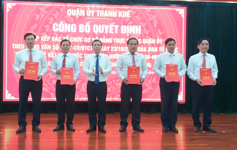 Ban Thường vụ Quận ủy Thanh Khê công bố các quyết định giải thể 3 đảng bộ và thành lập các chi bộ. Ảnh: PV