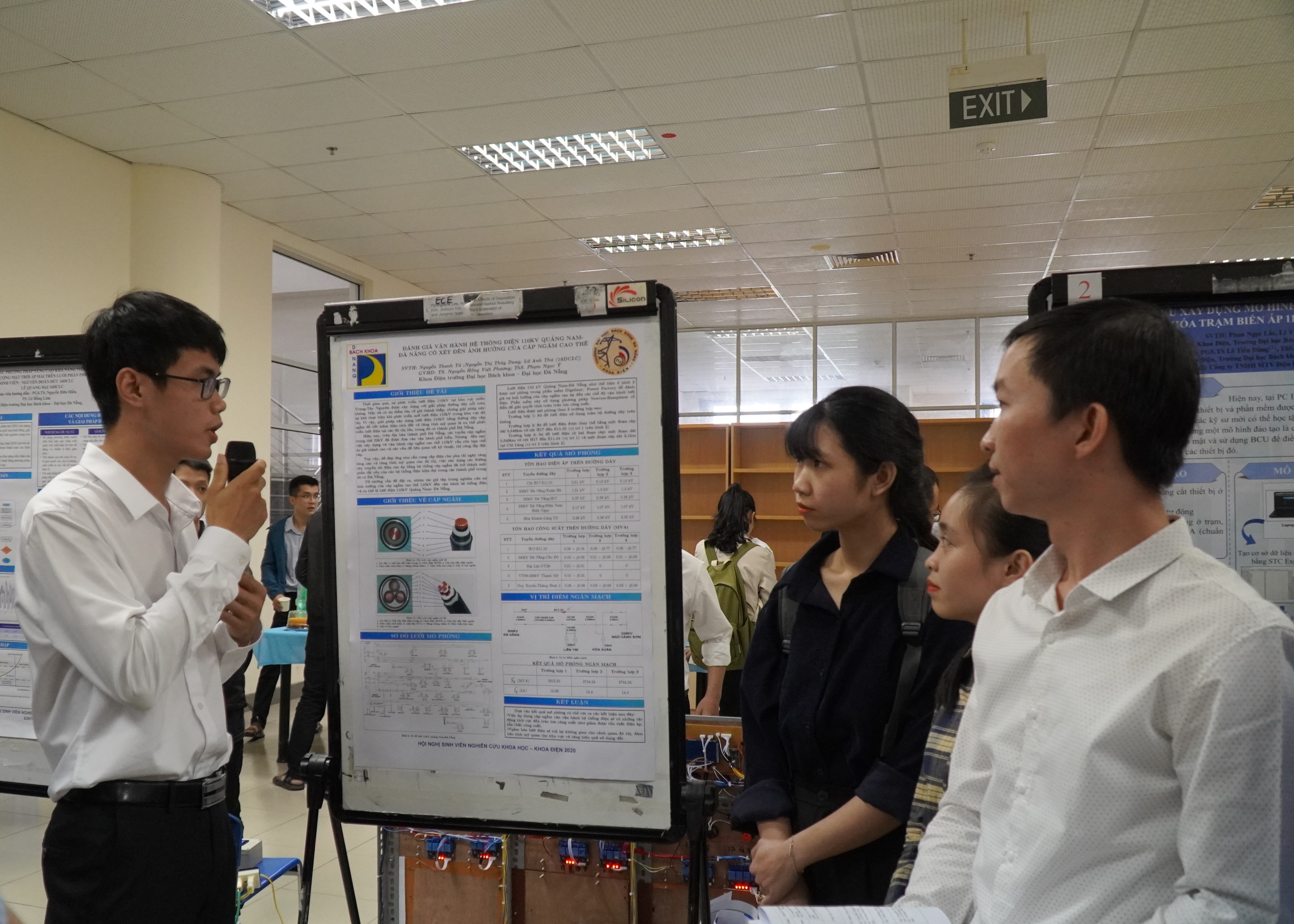 Da Nang needs to organise many connection and cooperation activities between the education sector and businesses. In the photo: Activities at the Scientific Research Contest for Students organised at the University of Science and Technology under the University of Da Nang. Photo: M.Q - V.H
