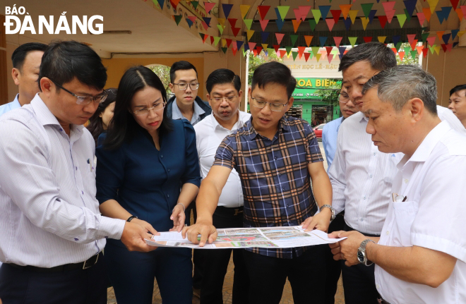 Vice Chairwoman of the Da Nang People's Council Nguyen Thi Anh Thi (second from left) at the first campus of the Phu Dong Primary School. Photo: NGOC HA