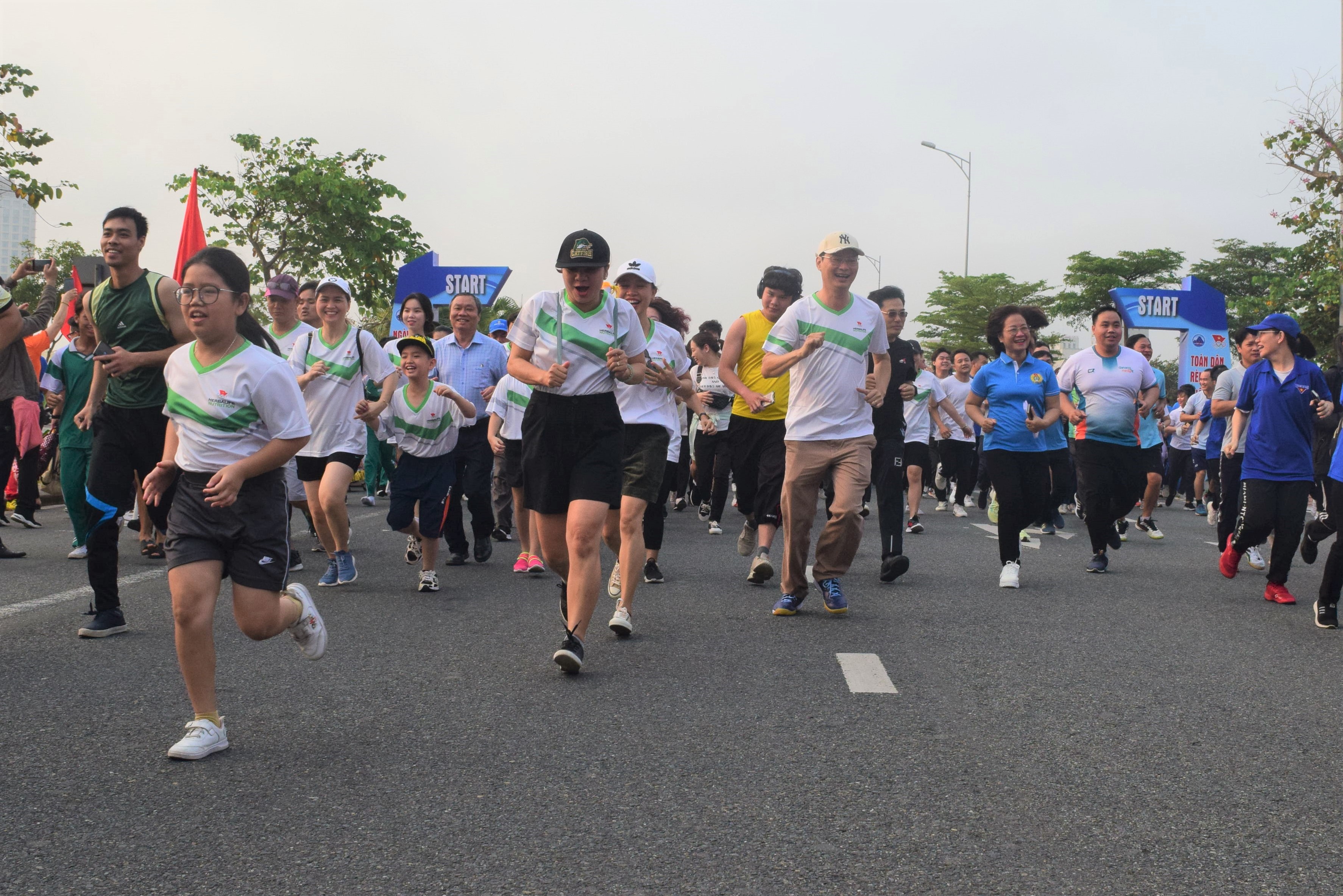 Ngày chạy Olympic vì sức khỏe toàn dân năm 2024 cấp thành phố diễn ra ngày 29-3 tại công viên Ngũ Hành (phường Hòa Quý, quận Ngũ Hành Sơn). TRONG ẢNH: Người dân hào hứng tham dự ngày chạy Olympic vì sức khỏe toàn dân cấp thành phố năm 2023. Ảnh: P.N	