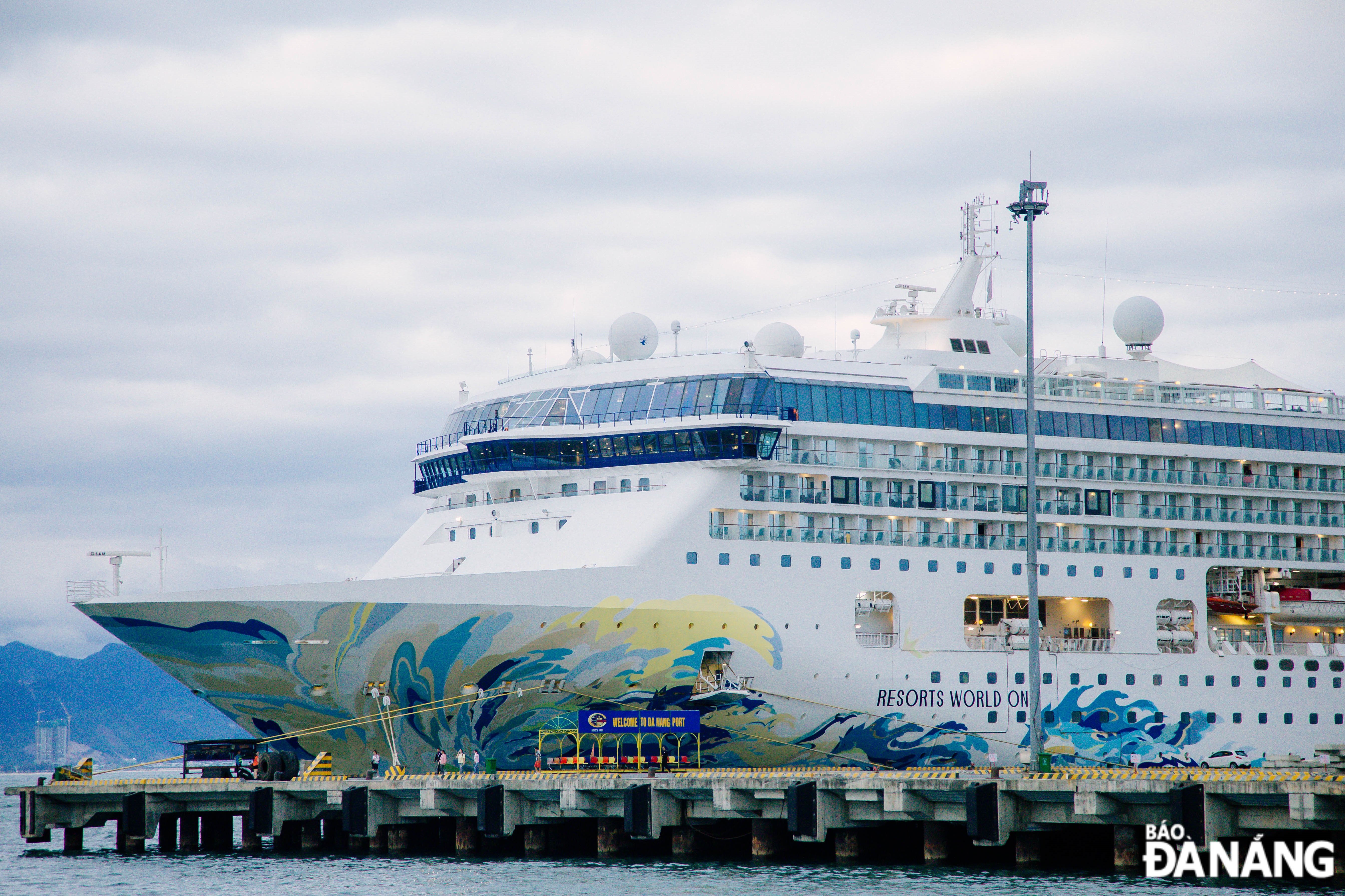 Upon arrival at the Tien Sa Port, passengers had more than 10 hours to visit some of popular tourist attractions in Da Nang and Quang Nam Province.