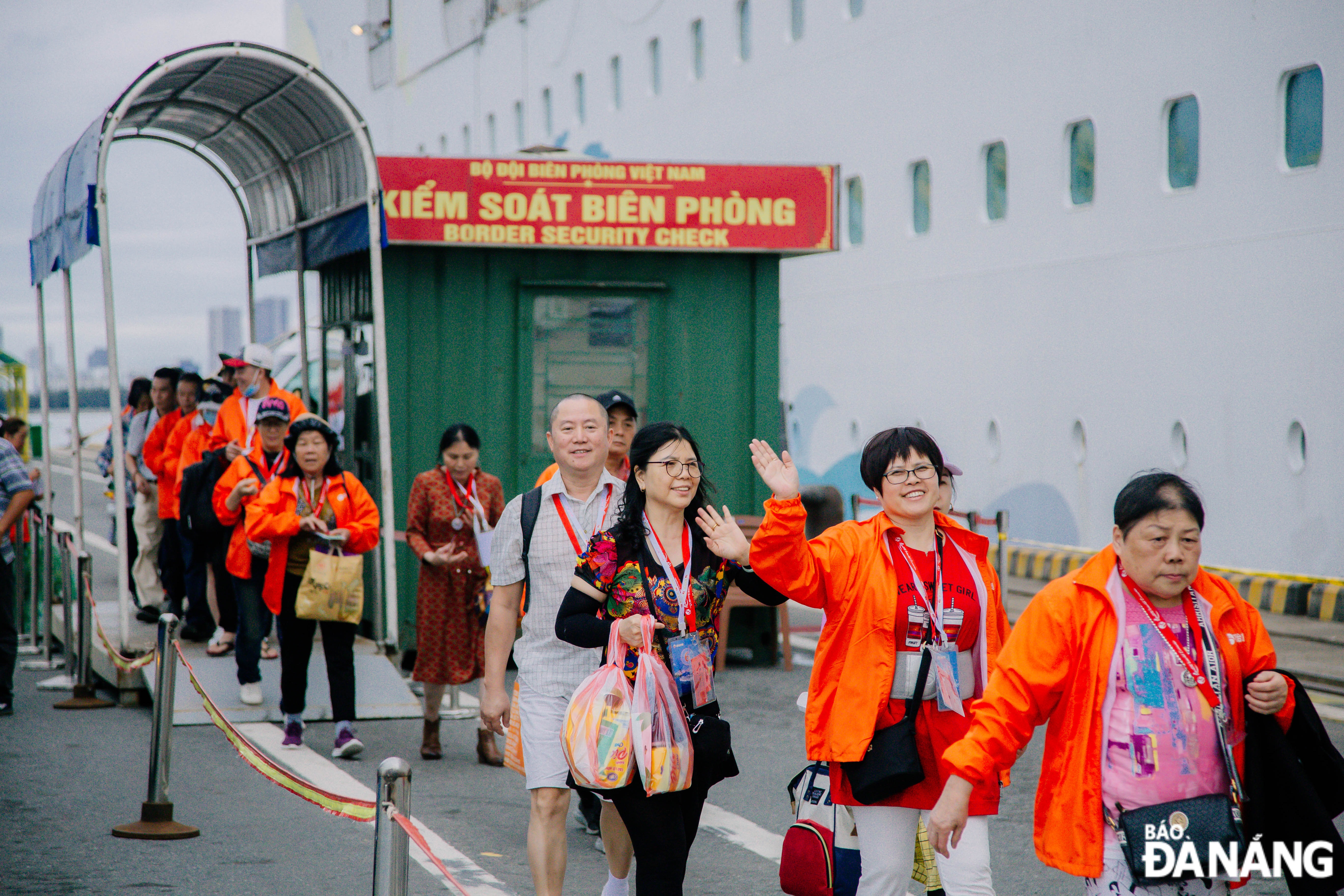 The luxury cruise ship Resorts World One with over 2,000 foreign travellers on board arrived at Da Nang’s Tien Sa Port.