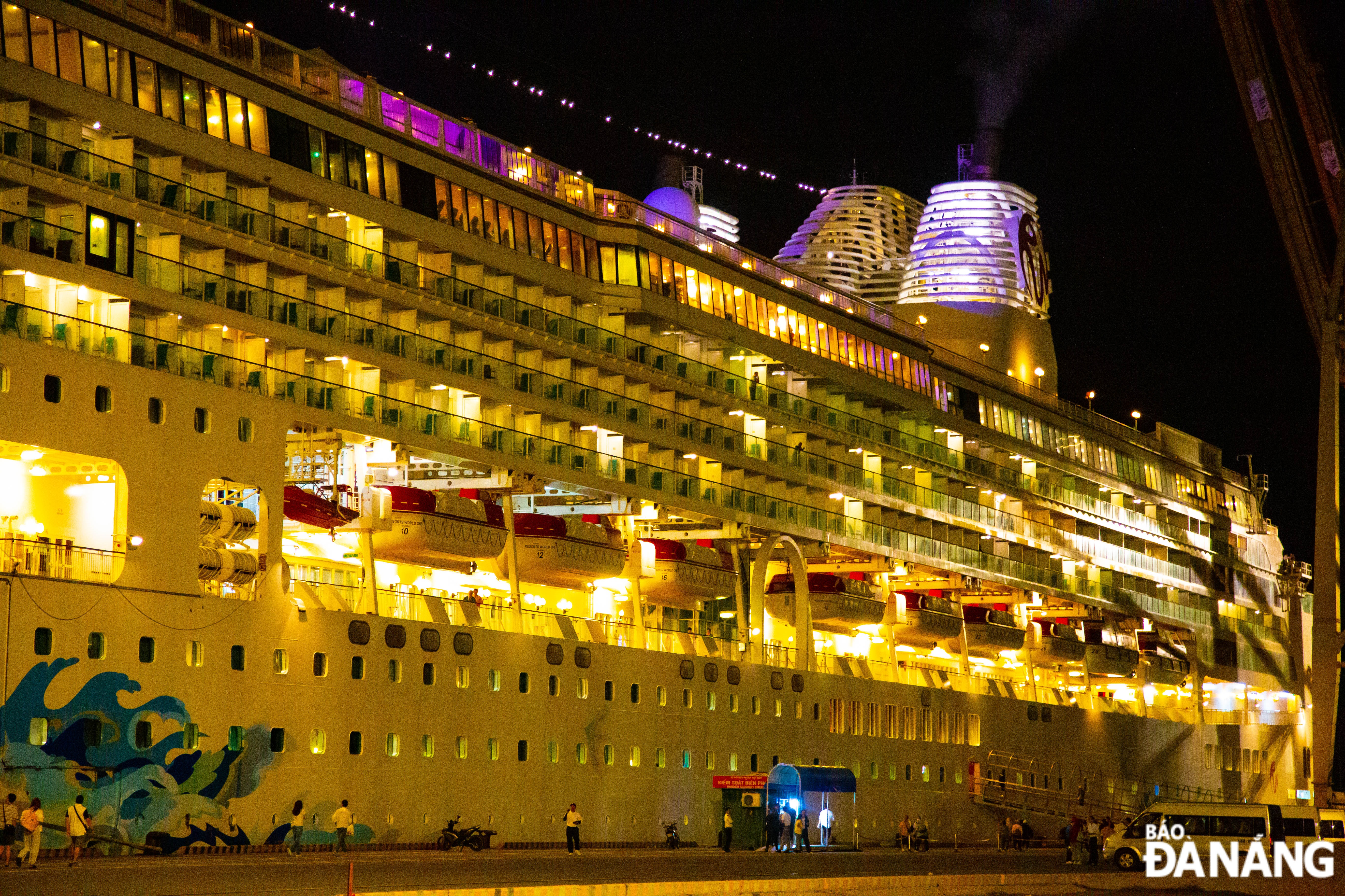 Magnificent scene of the tourist boat at the Tien Sa Port at night