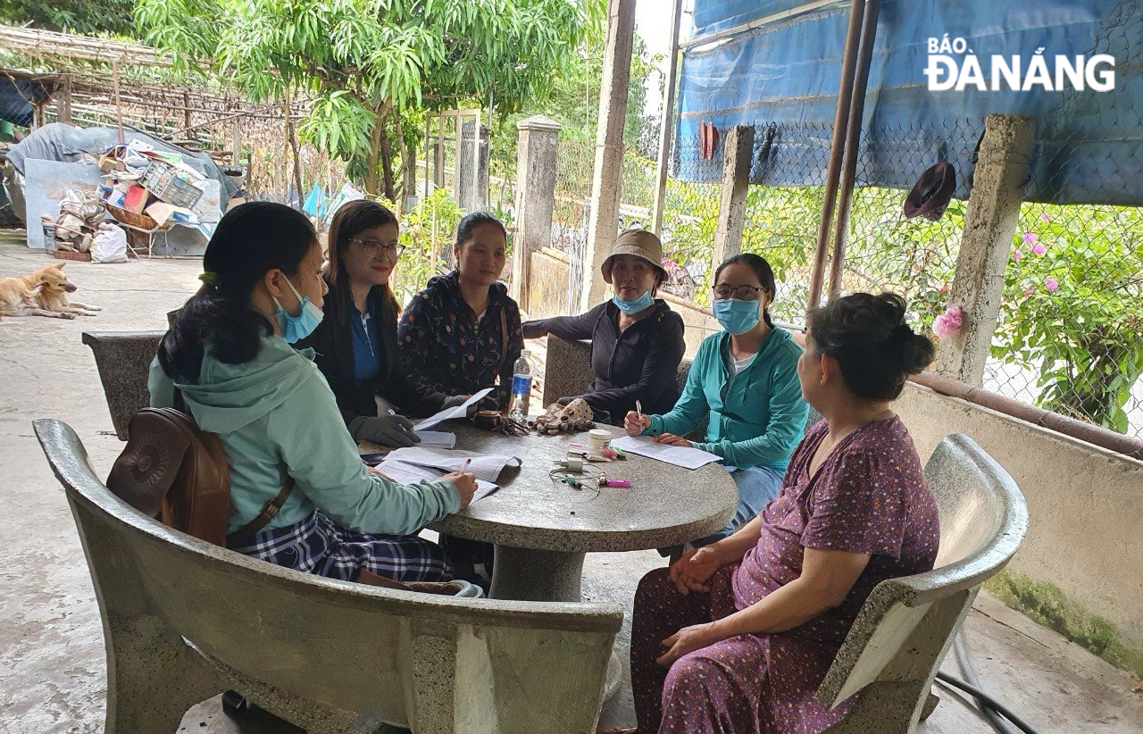 Hội Liên hiệp Phụ nữ xã Hòa Liên đang vận động, tuyên truyền những chính sách, chủ trương trong giải tỏa đền bù để người dân chấp hành tốt giải phóng mặt bằng. Ảnh: H.T.V