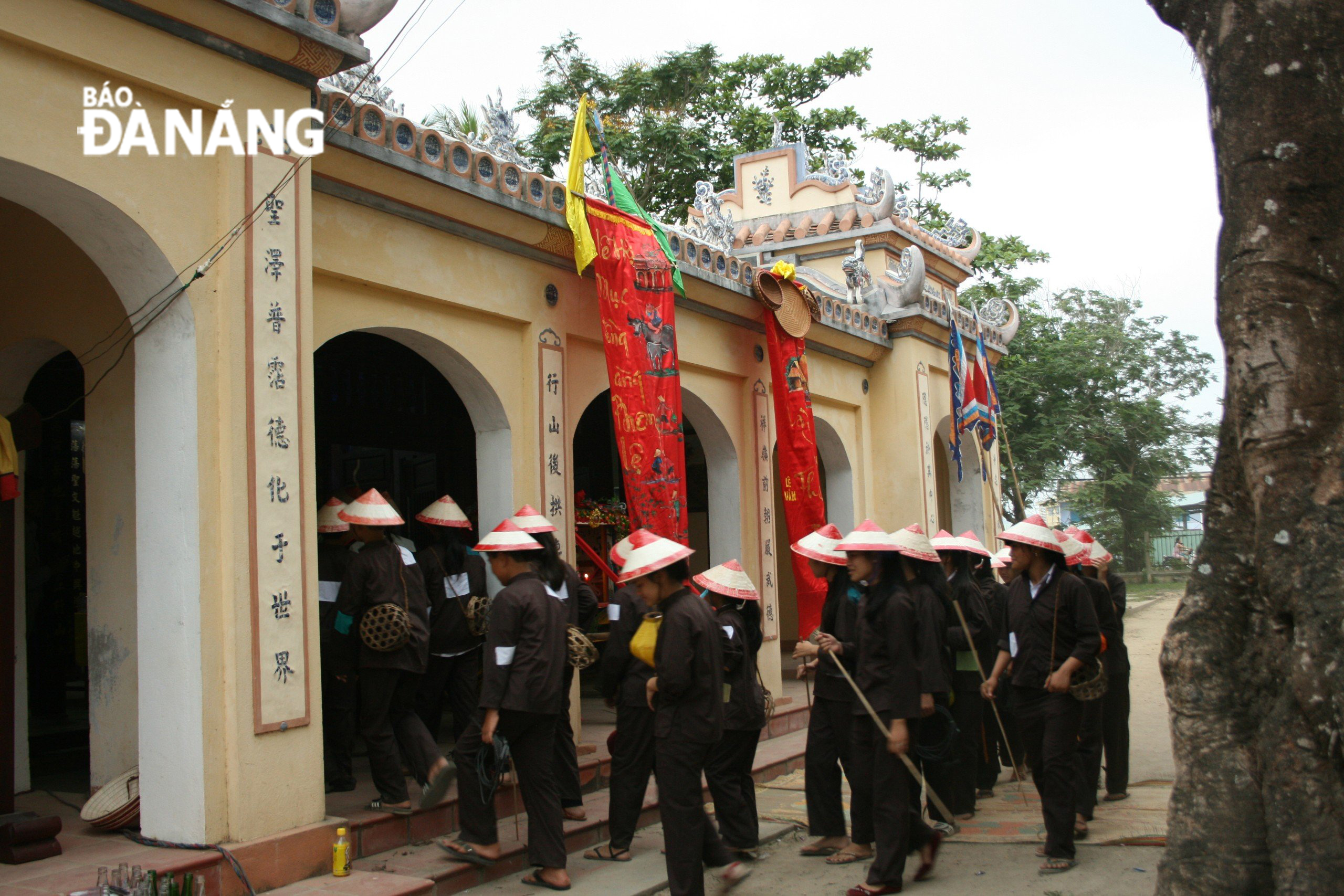 Đoàn mục đồng tiến vào đình Phong Lệ (còn gọi là đình Thần Nông) trong lễ rước Mục đồng. Ảnh: Văn Thành Lê