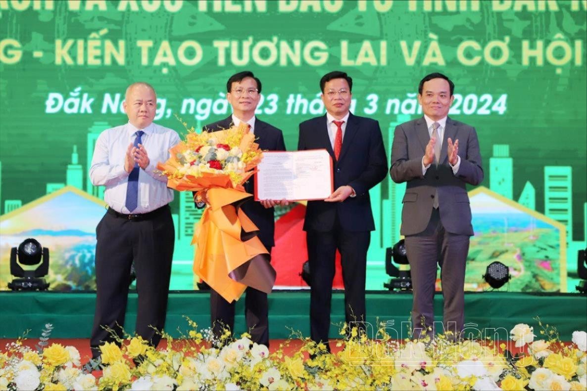 Lãnh đạo Tỉnh ủy, HĐND, UBND tỉnh Đắk Nông nhận quyết định phê duyệt Quy hoạch tỉnh Đắk Nông thời kỳ 2021-2030, tầm nhìn đến năm 2050