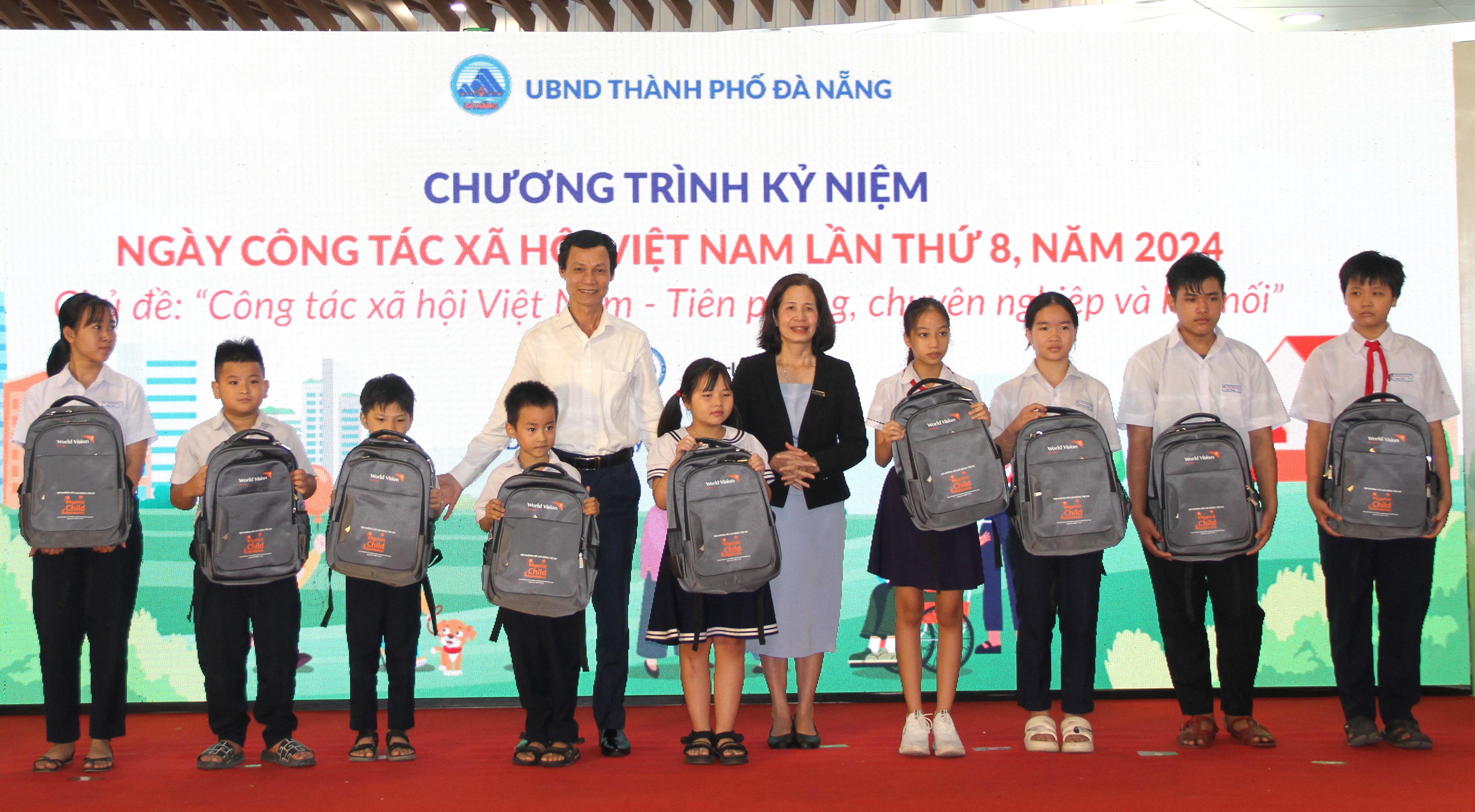 Representatives of city leaders presented gifts to children in extremely difficult circumstances in Hai Chau District. Photo: L.P