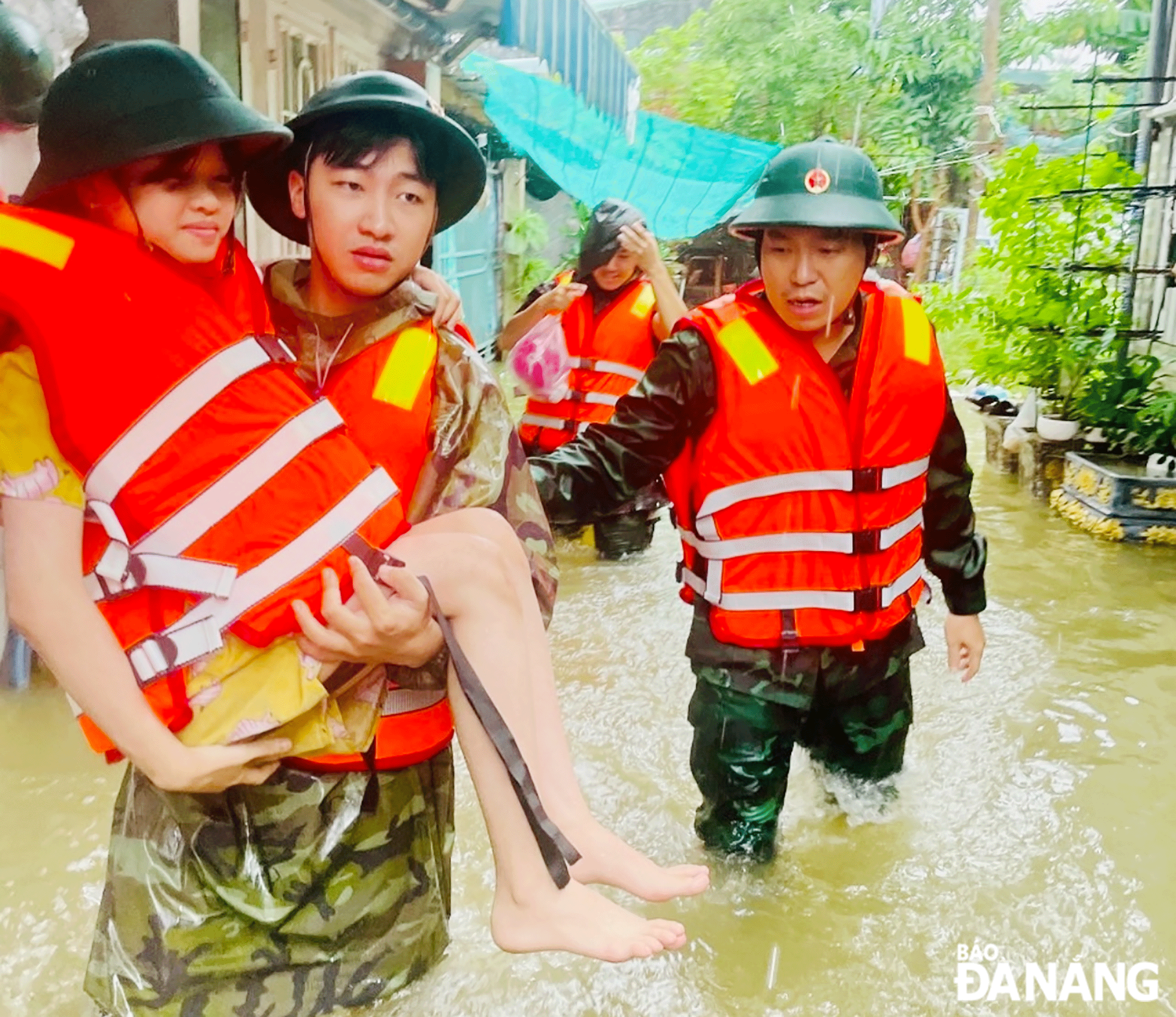 Nét đẹp trong văn hóa công vụ cần được lan tỏa, trở thành nếp nghĩ, thói quen trong hoạt động công vụ để xây dựng văn hóa liêm chính trong cán bộ, đảng viên. Trong ảnh: Bộ đội Biên phòng thành phố di chuyển người dân ra khỏi vùng lũ lụt tại phường Hòa Hiệp Bắc, quận Liên Chiểu, ngày 14-10-2023. Ảnh: BÁ VĨNH