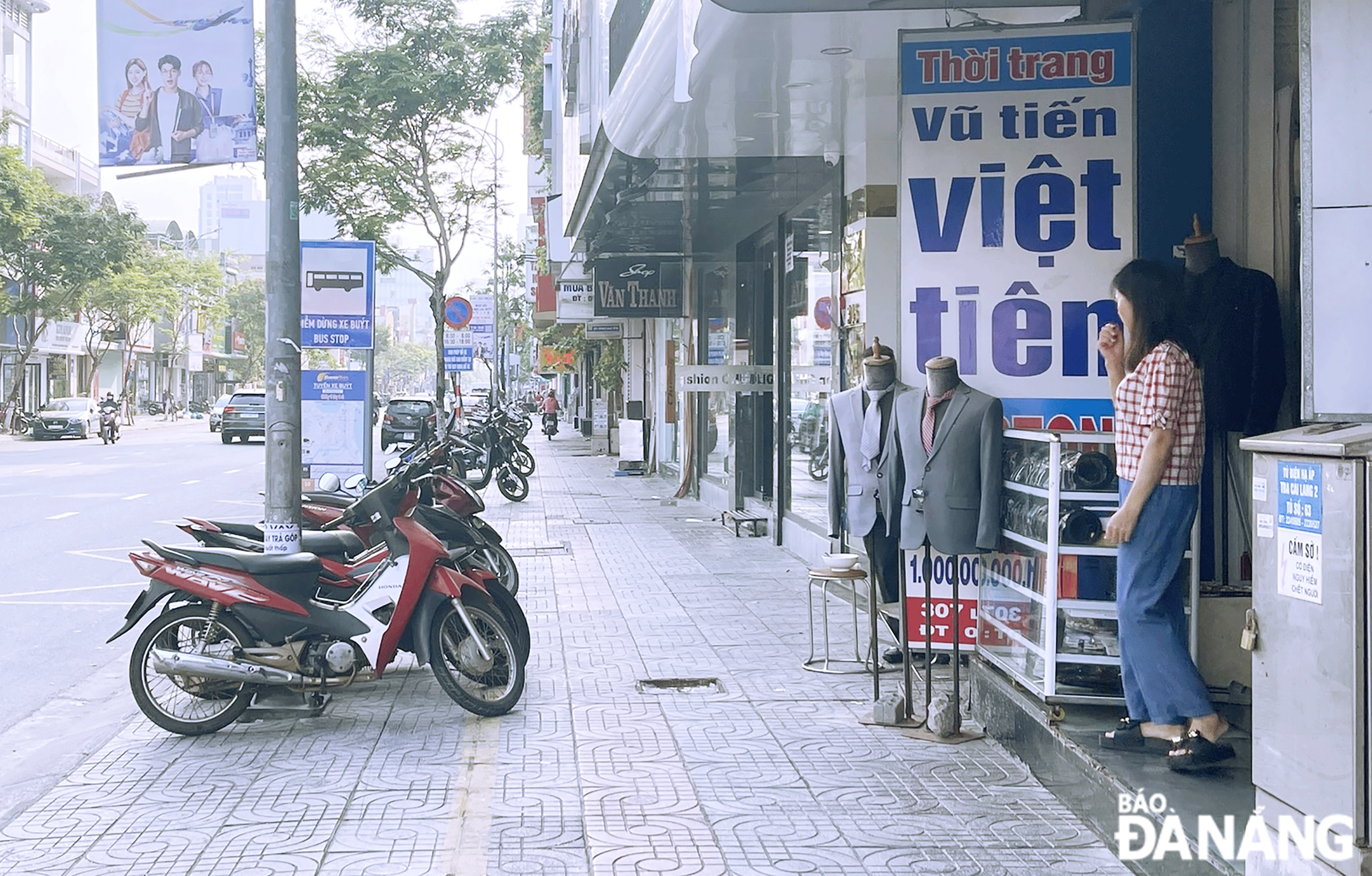 Tuyến phố chuyên doanh Lê Duẩn (phường Tân Chính) khá thông thoáng, tạo thuận lợi cho người dân tham gia giao thông. Ảnh: NGỌC HÀ