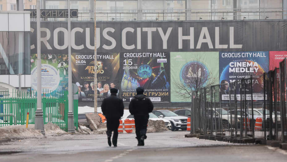 Lực lượng chức năng tại nhà hát Crocus City Hall ở ngoại ô Moscow sau vụ tấn công. Ảnh: AFP