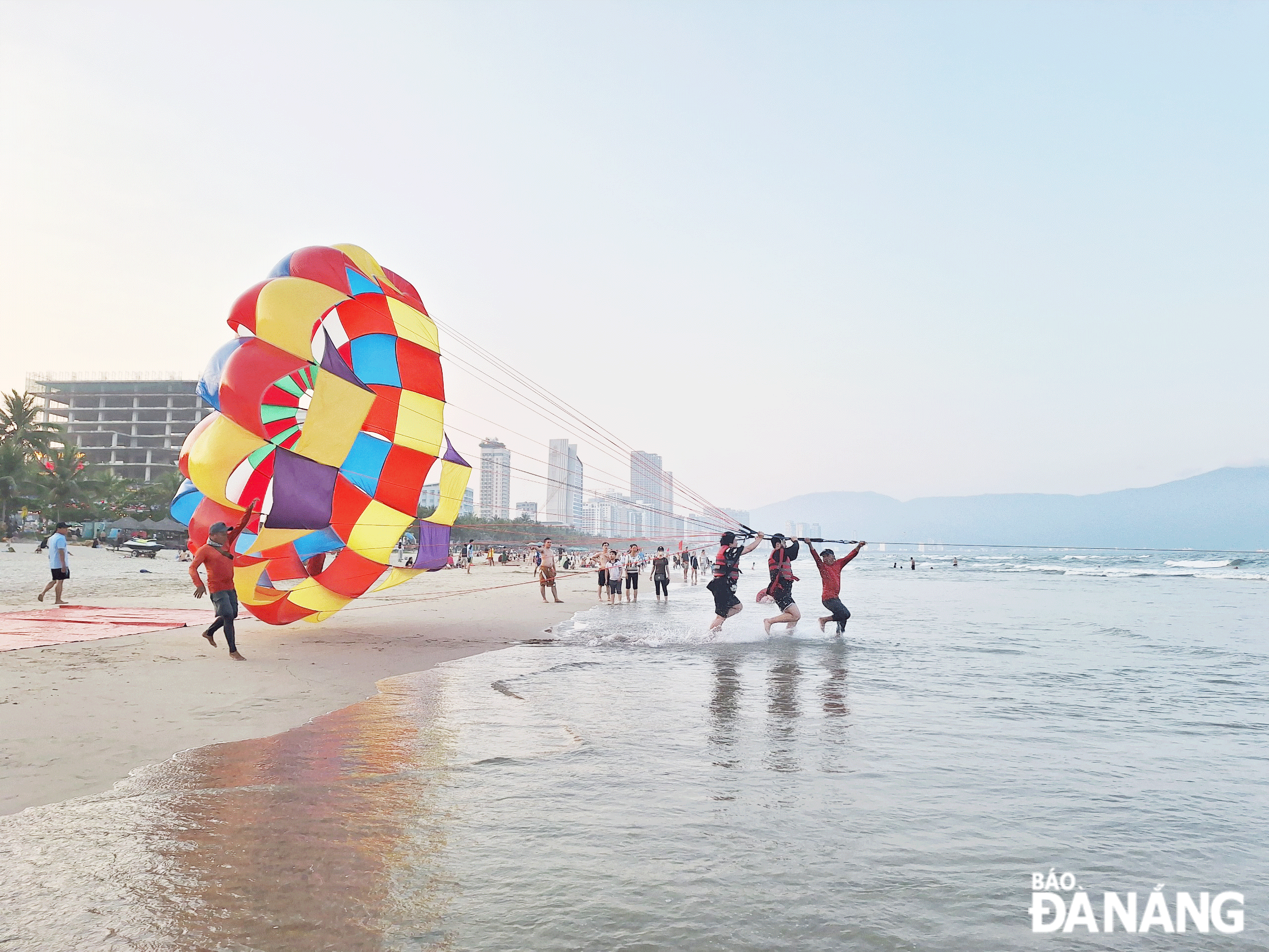 To attract tourists, the Da Nang tourism industry researches tourist markets to build appropriate tourism products. Tourists participate in marine sports activities. Photo: THU HA