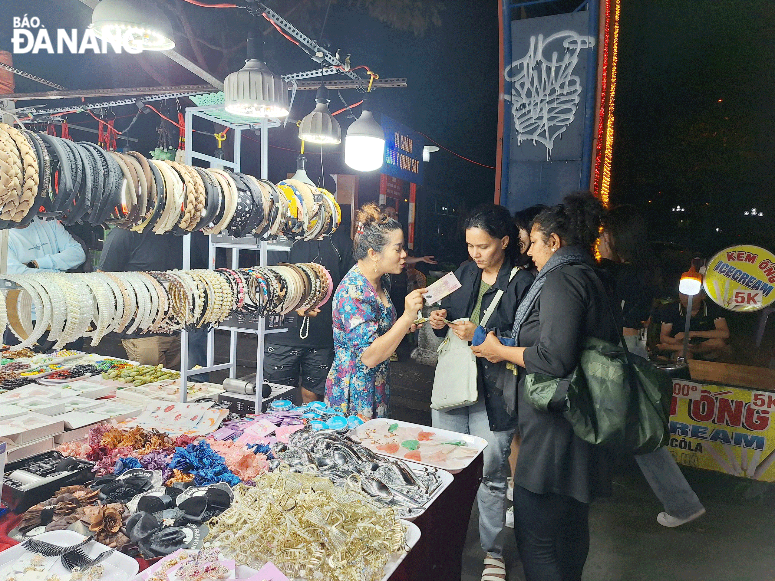 The Da Nang tourism industry prioritises the development of key tourism product groups to attract tourists. Tourists shop at the Son Tra night market. Photo: THU HA