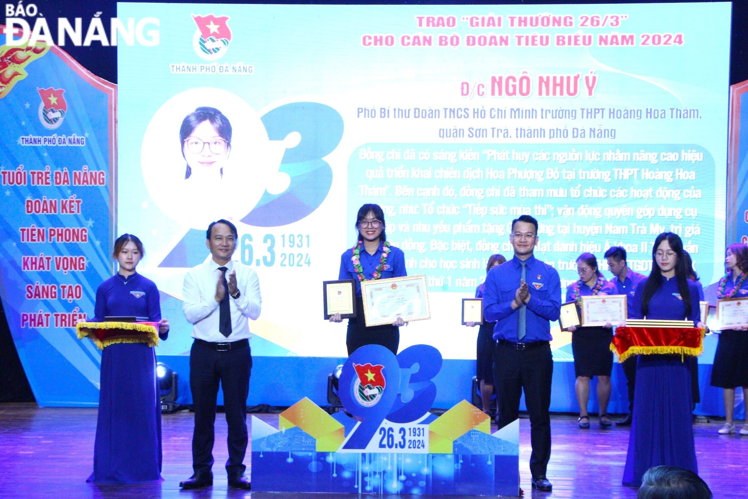 Head of the Da Nang Party Committee's Organising Board Nguyen Dinh Vinh (2nd, left) awarding the 'March 26' Awards to outstanding Youth Union officials. Photo: N.Q