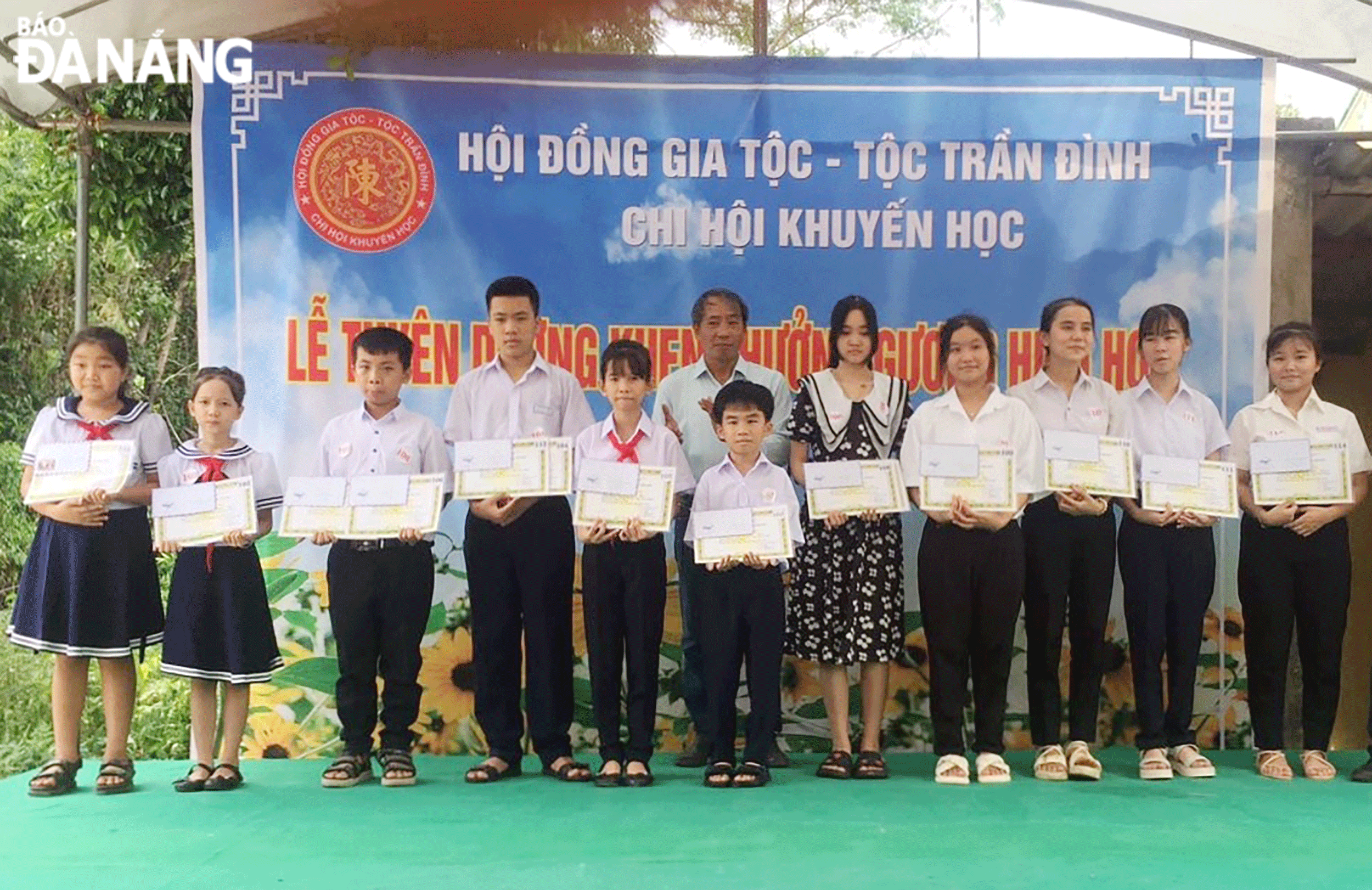 Chi hội khuyến học tộc Trần Đình thôn Yến Nê tuyên dương khen thưởng các gương hiếu học năm 2023. Ảnh: L.H