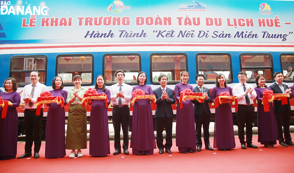 Lãnh đạo hai địa phương và ngành đường sắt chụp hình cùng tổ lái tàu. Ảnh: CHIẾN THẮNG