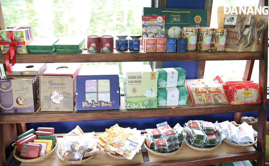 Các sản phẩm là ẩm thực địa phương được giới thiệu, quảng bá trên tàu.