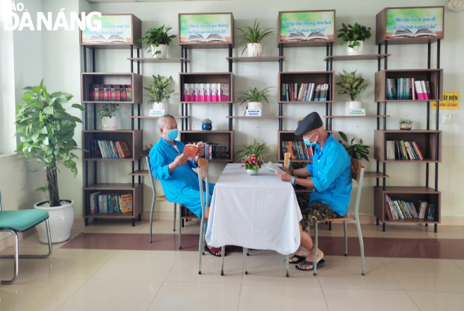 The reading space located in each department is a place to help patients and their relatives temporarily forget the pain of illness.