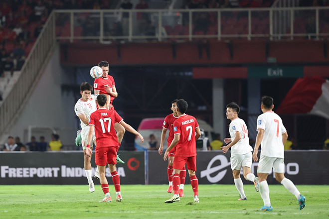 Cơ hội đi tiếp của đội tuyển Việt Nam (áo trắng) gần như khép lại sau hai trận thua liên tiếp trước Indonesia. Ảnh: PSSI