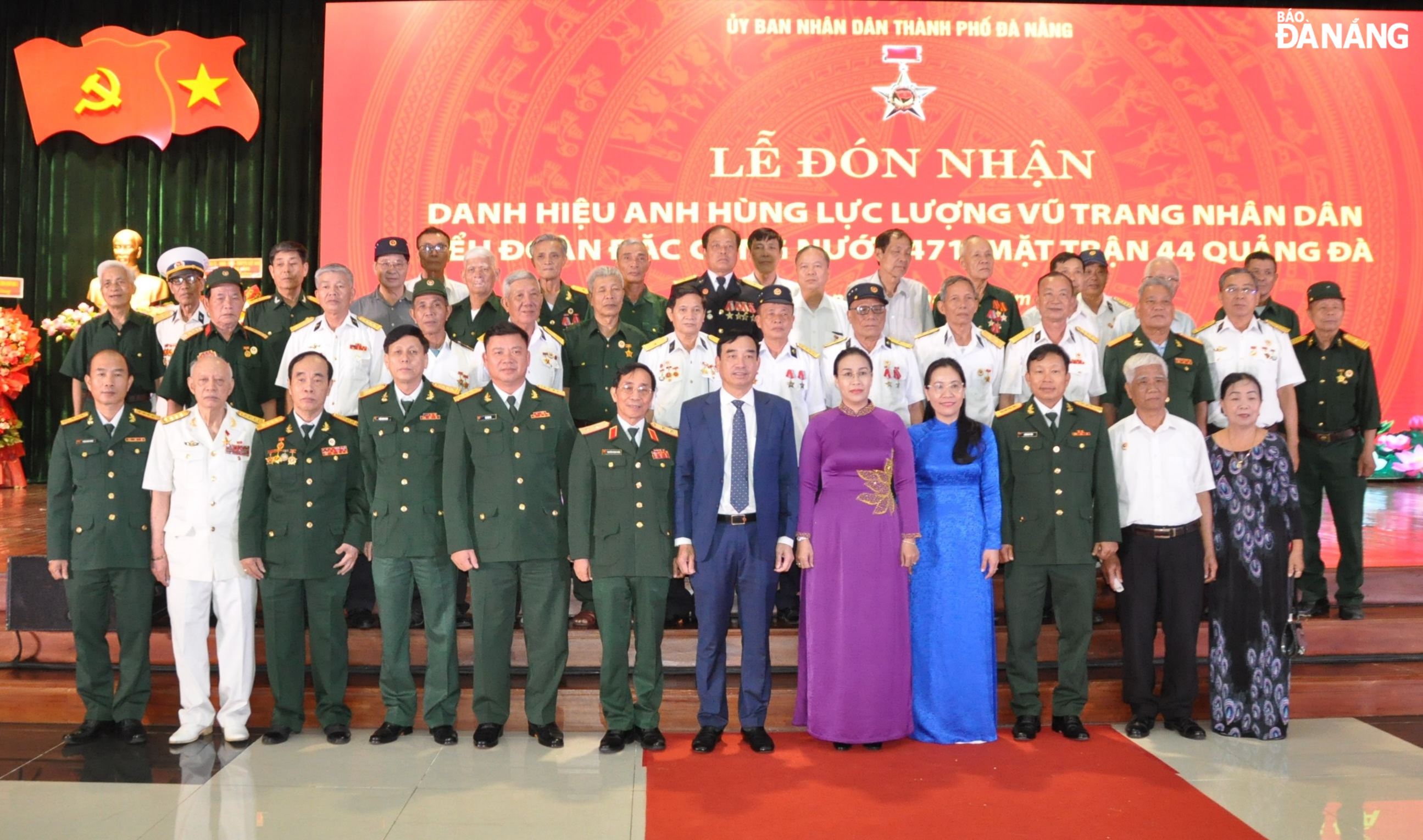 Lãnh đạo thành phố chụp ảnh lưu niệm với cựu chiến binh Tiểu đoàn Đặc công nước 471. Ảnh: LÊ HÙNG