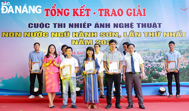 Ban tổ chức trao giải Nhì (không có giải Nhất) cho 3 tác giả có ảnh dự thi xuất sắc.