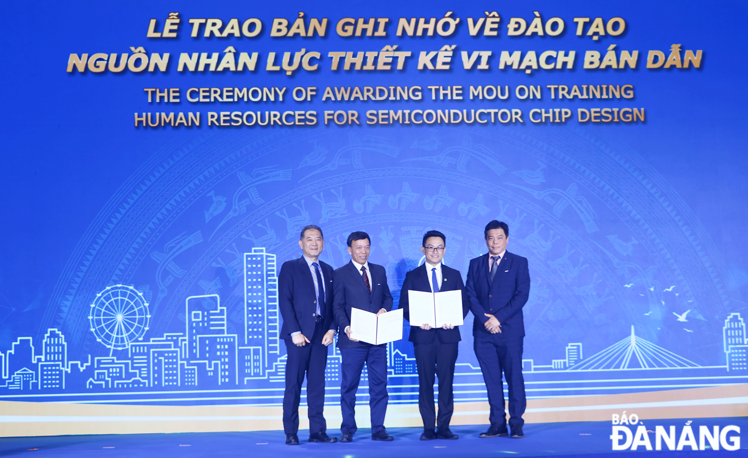 The ceremony of awarding a Memorandum of Understanding on training human resources for semiconductor chip design between the Danang Semiconductor and Artificial Intelligence Center for Research and Training (DSAC) and Synopsys International Limited at the “Meet Da Nang 2024”. Photo: V.HOANG