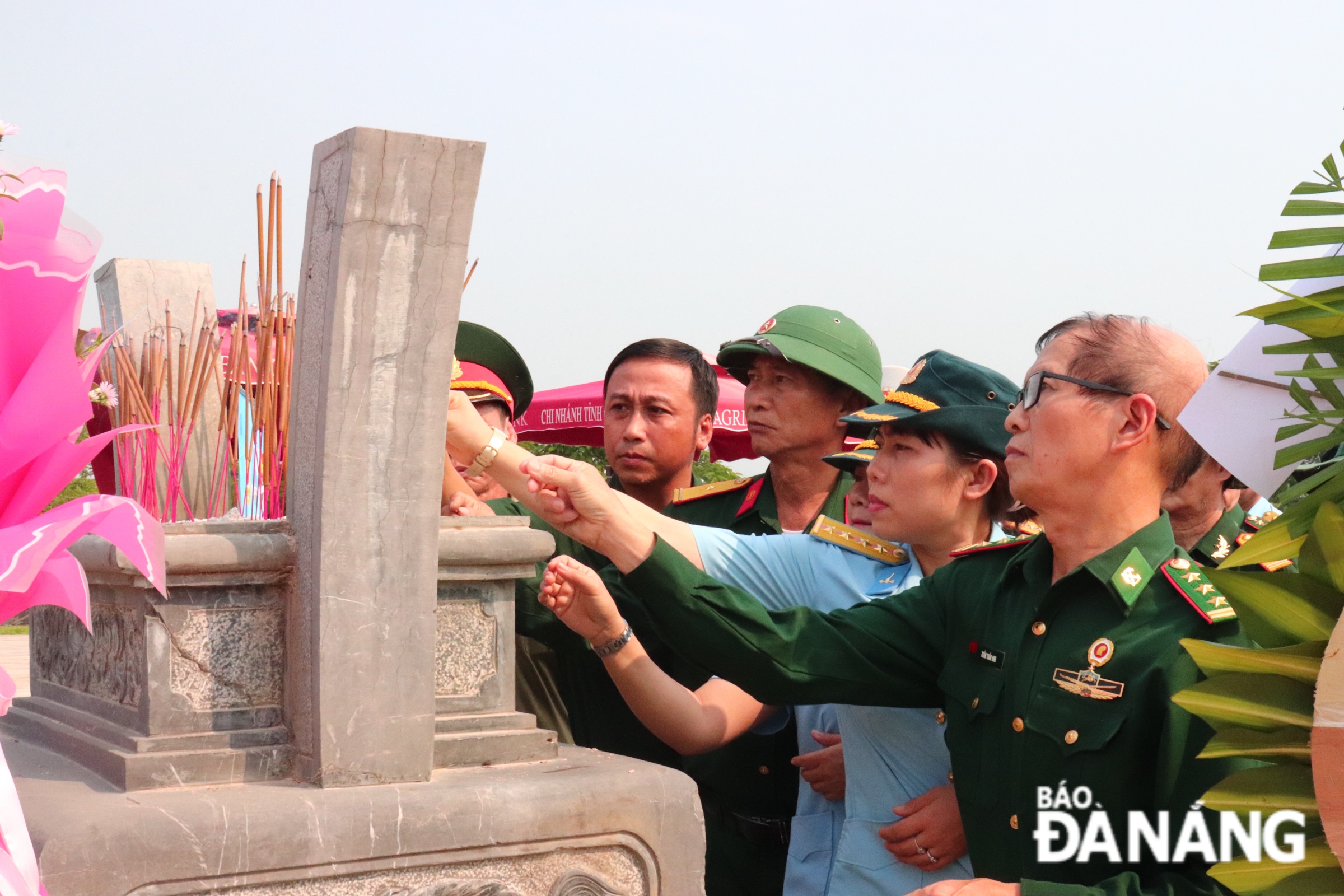 The programme's participants offering incense and laying a wreath at the Monument of Mother Thu in Tam Ky City, Quang Nam Province. PHOTO: KHANH NGAN