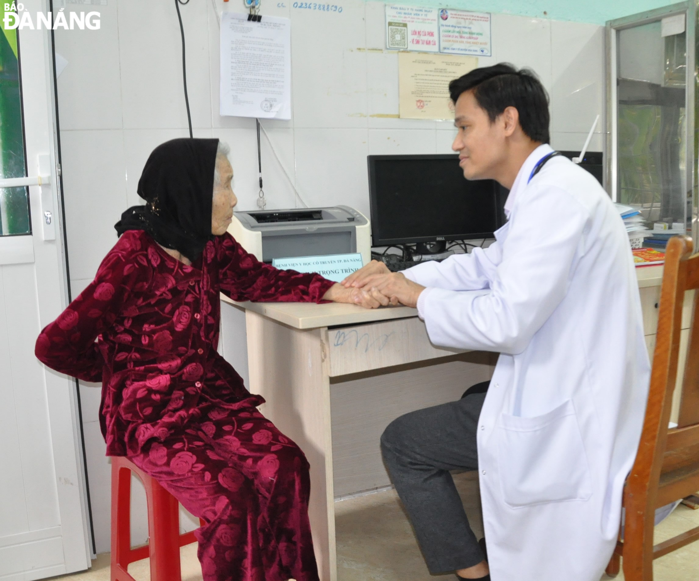 A doctor from the Da Nang Traditional Medicine Hospital giving medical examination and health advice to an elderly person in Hoa Phu Commune. Photo: LE HUNG