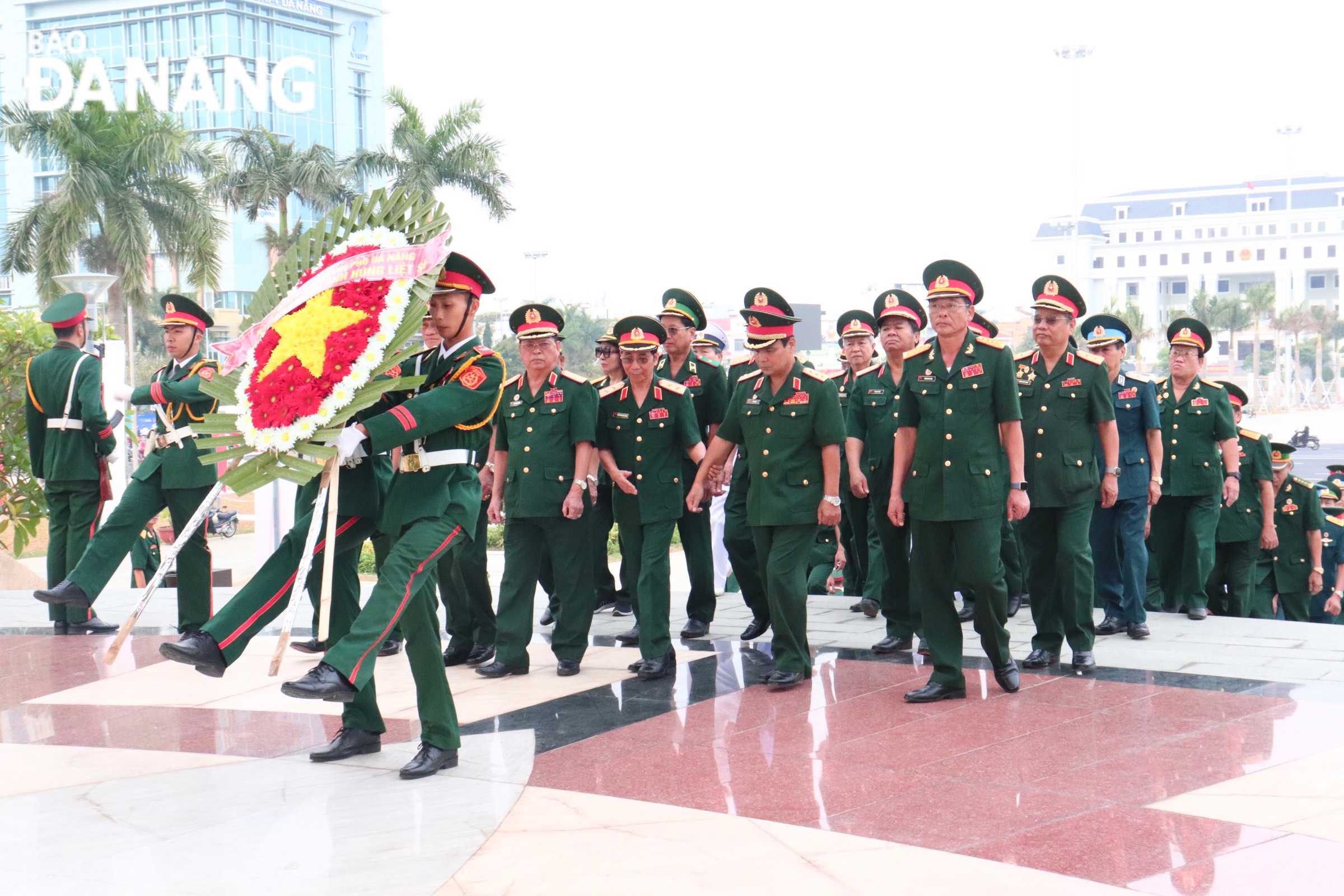  Hội Cựu chiến binh thành phố tổ chức lễ viếng, dâng hương các anh hùng liệt sĩ tại Đài Tưởng niệm thành phố. ẢNH: KHÁNH NGÂN