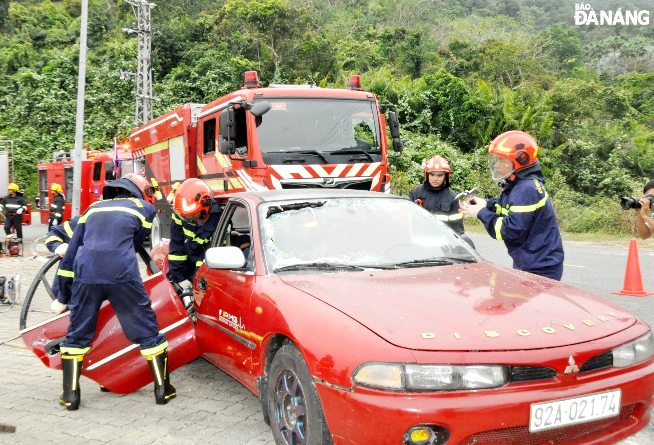 The fire prevention and fighting, and rescue police quickly deploy measures to save victims trapped in cars. Photo: LE HUNG