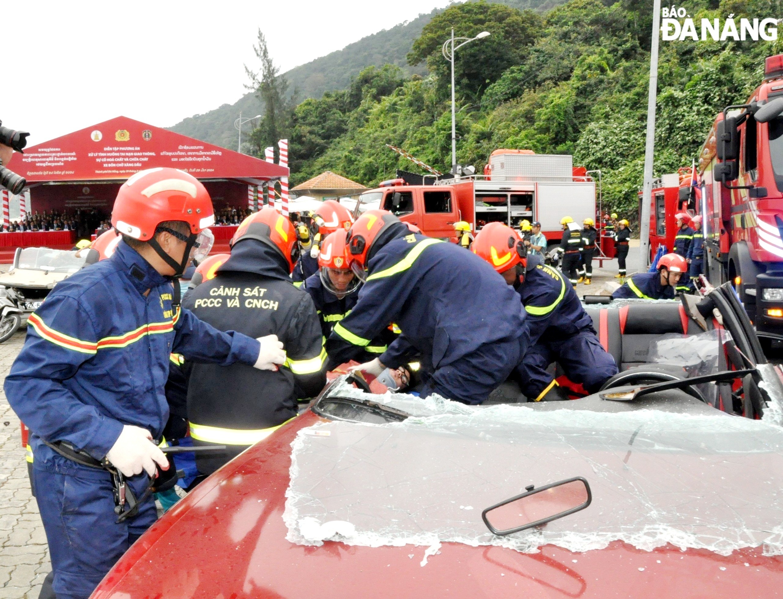 The victim is taken out of the car. Photo: LE HUNG