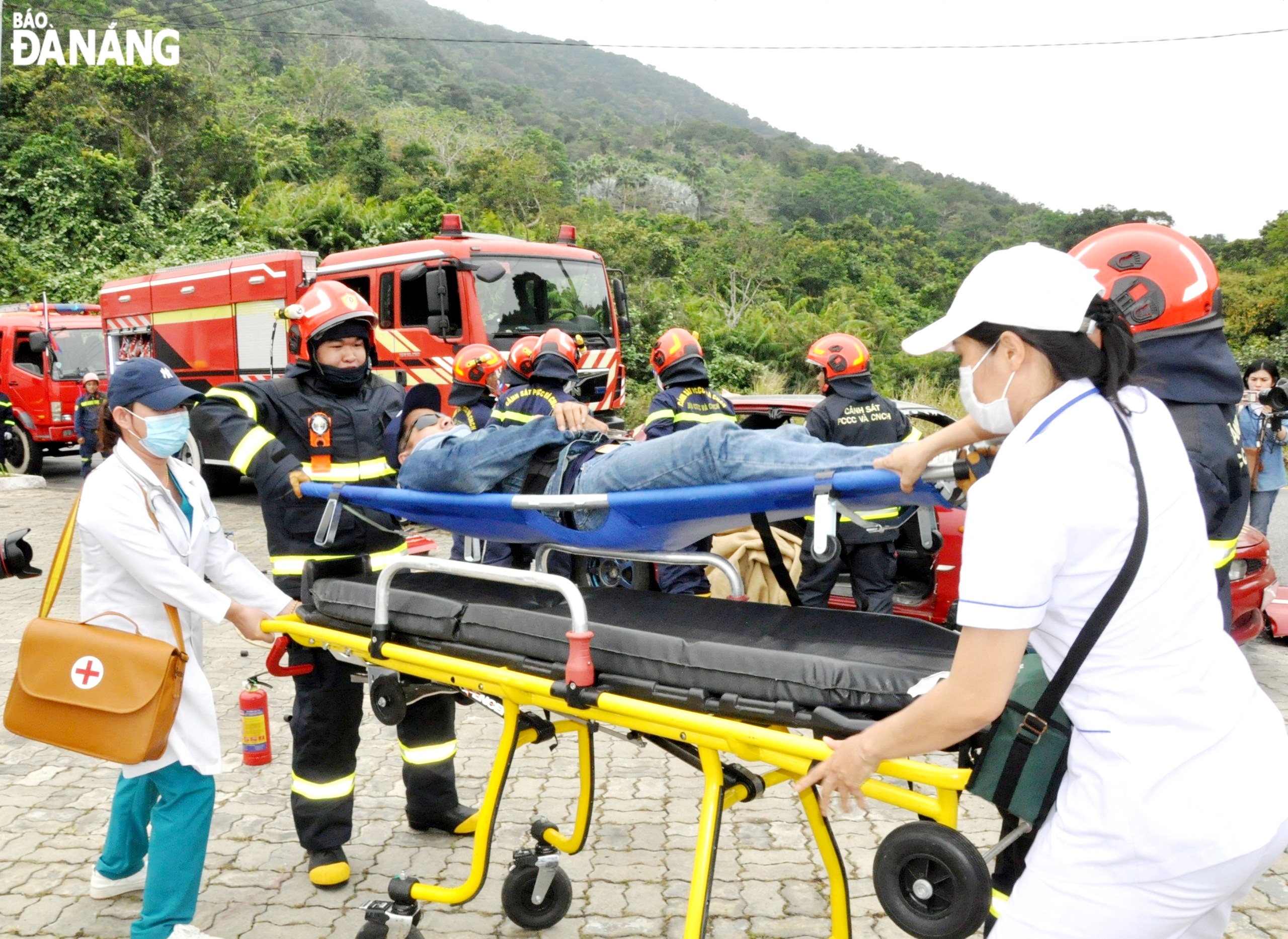 Medical workers take the victim to a medical facility for emergency treatment. Photo: LE HUNG