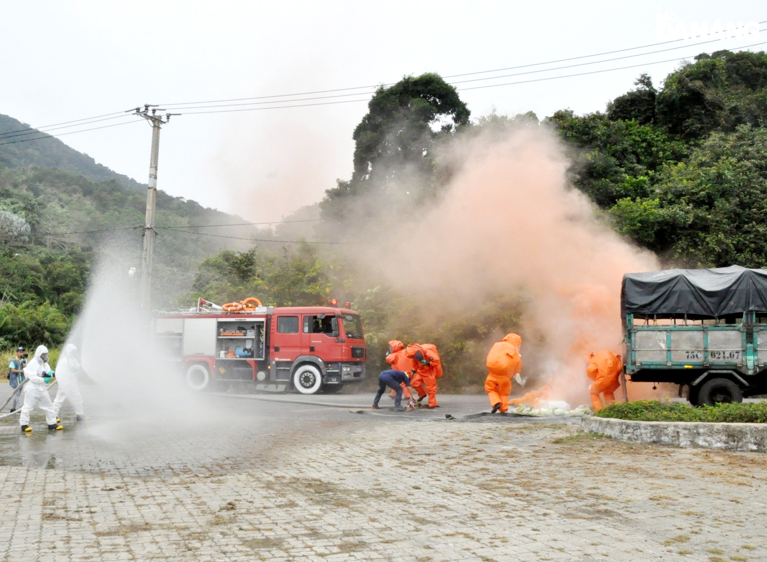 Six chemical cans are dropped on the road, causing acid to leak into the environment. Photo: LE HUNG