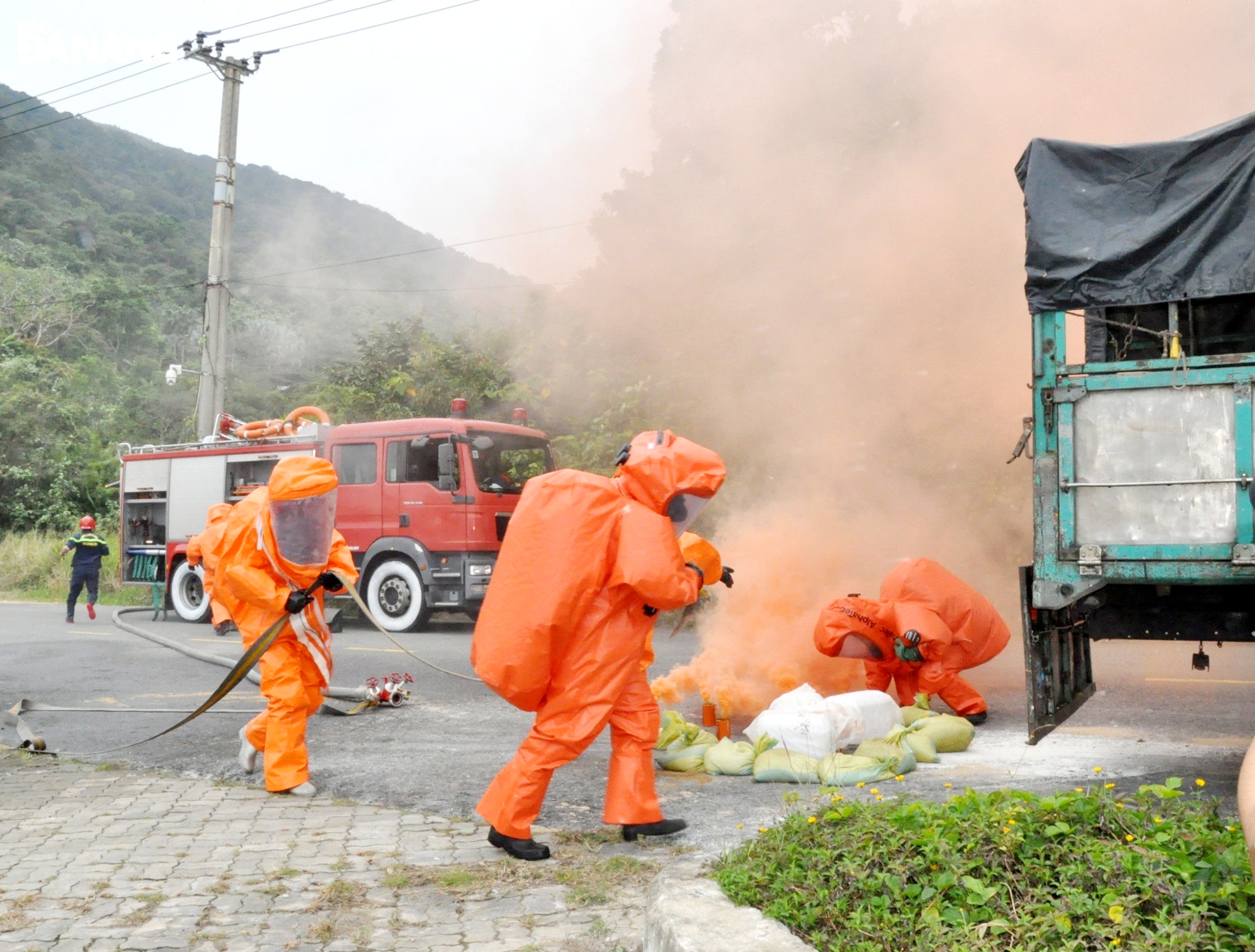 Firefighting and rescue forces approach the scene to handle the incident. Photo: LE HUNG