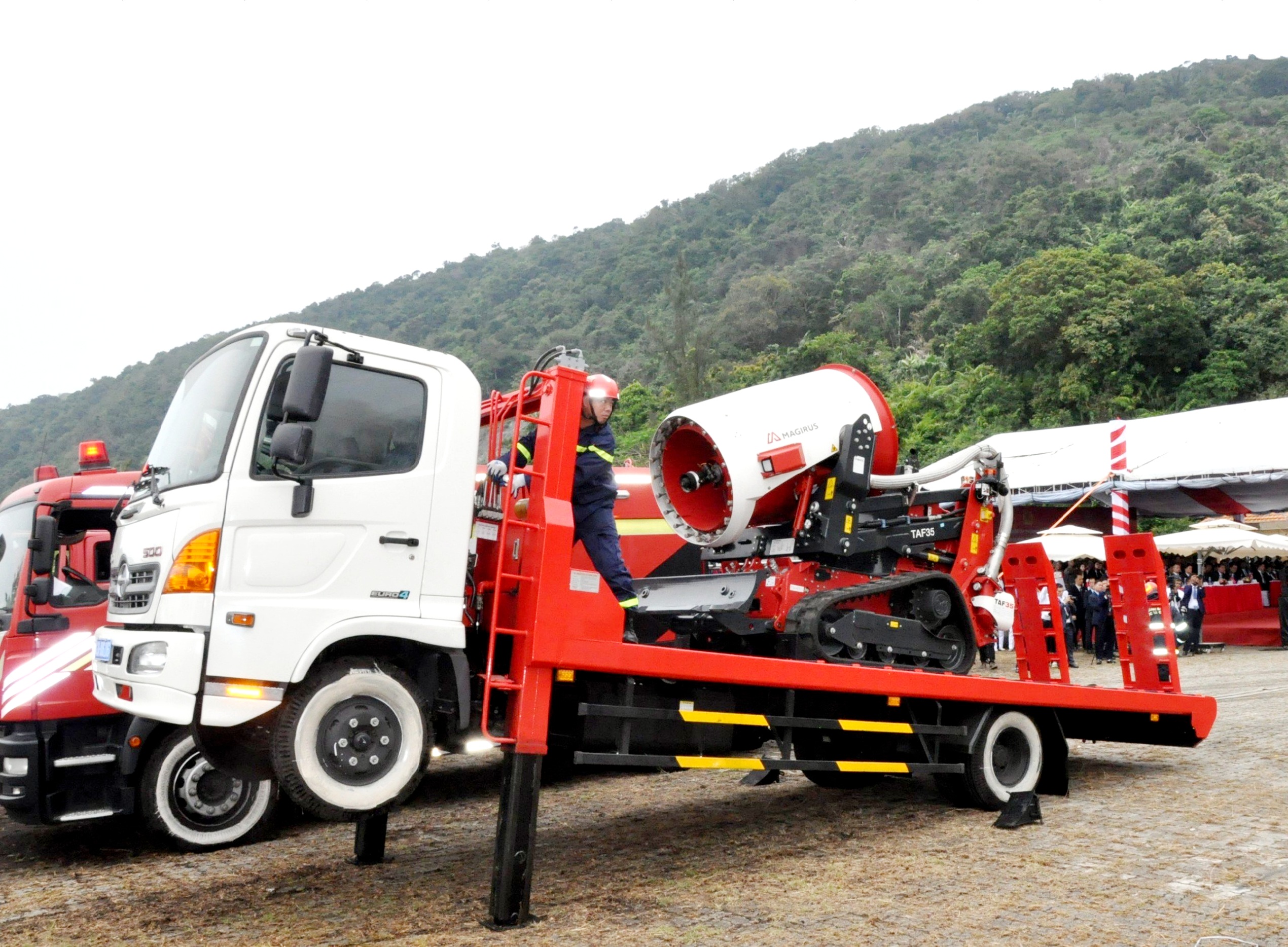 Specialized fire-fighting vehicles arrive at the scene. Photo: LE HUNG