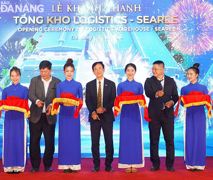 A ribbon cutting ceremony to inaugurate the Searee Logistics Warehouse in Da Nang. Photo: G.P