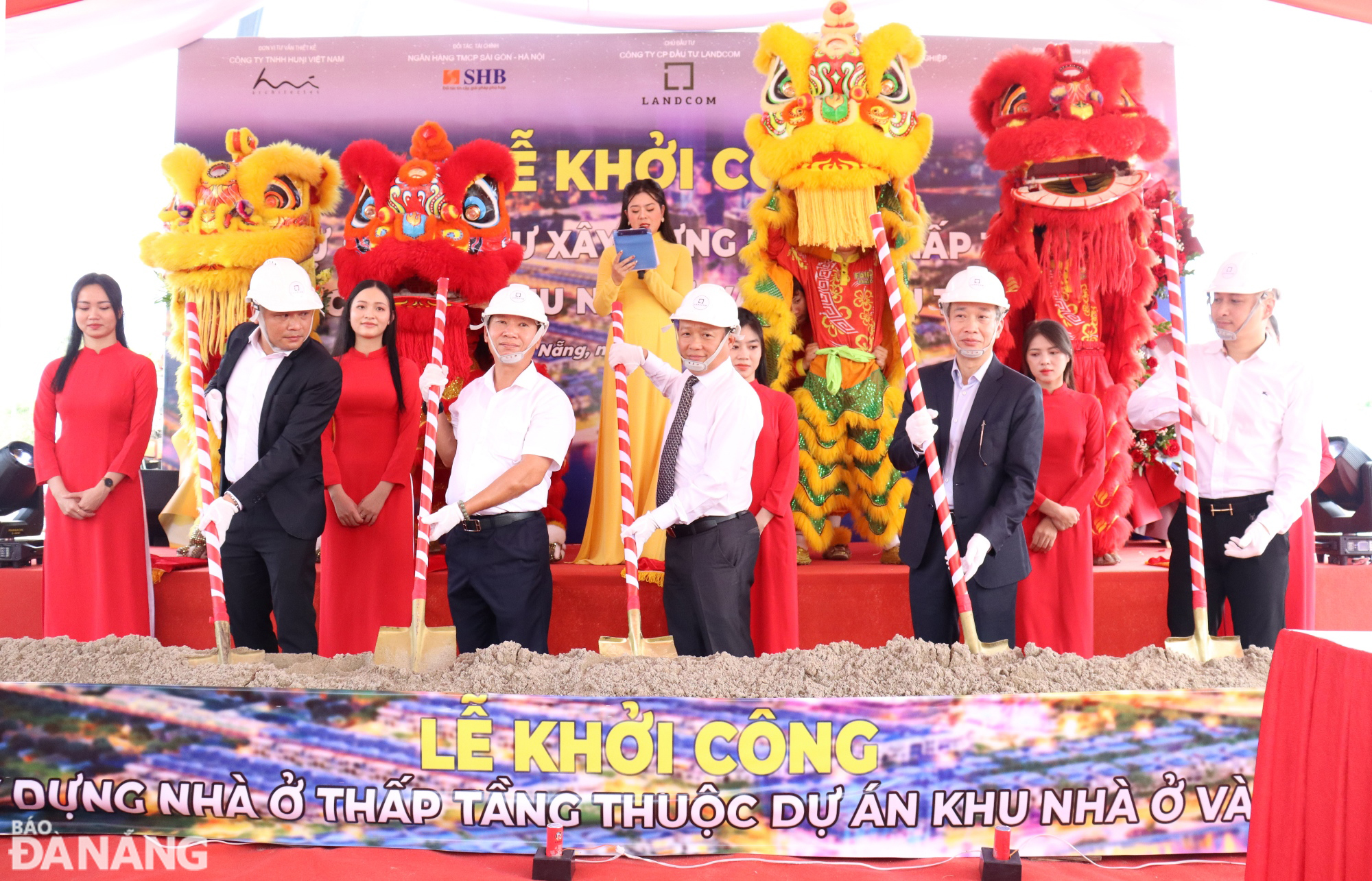 Representatives make a symbolic gesture to start work on the low-rise housing component project in Hoa Cuong Nam Ward, Hai Chau District, carrying a hefty price tag of VND980 billion.